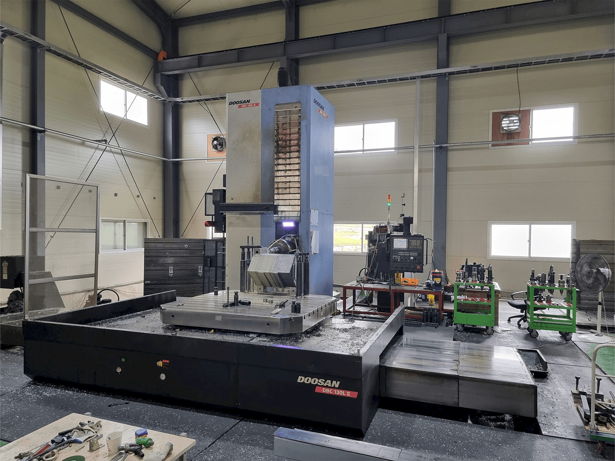 Vooraanzicht van Doosan DBC 130L II machine