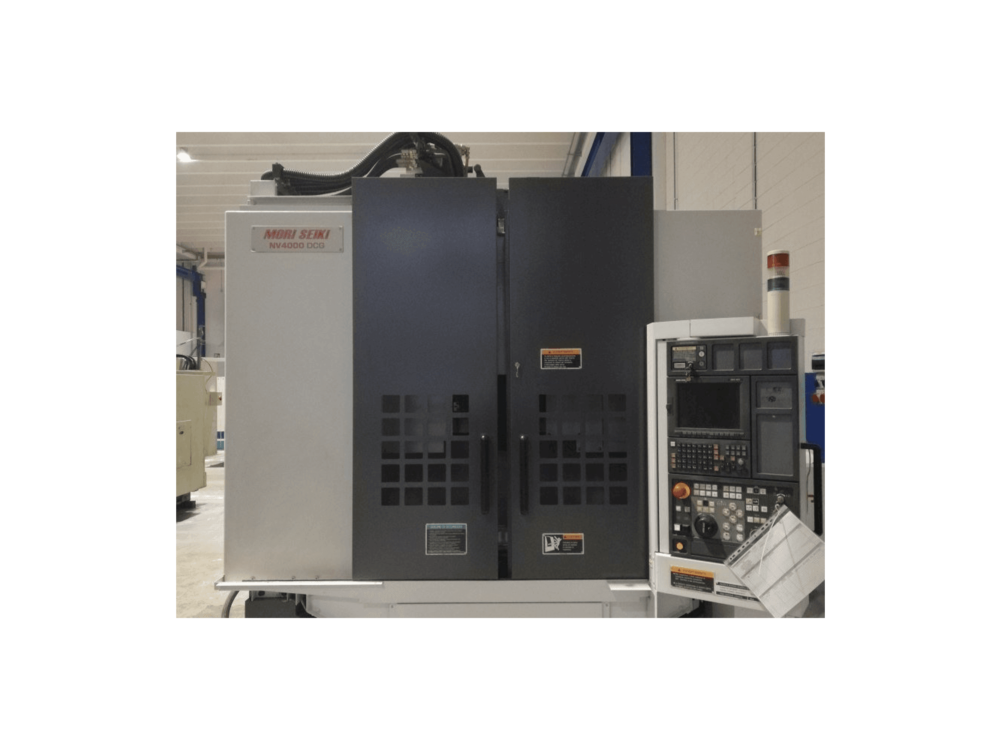 Vooraanzicht van MORI SEIKI NV 4000 DCG machine