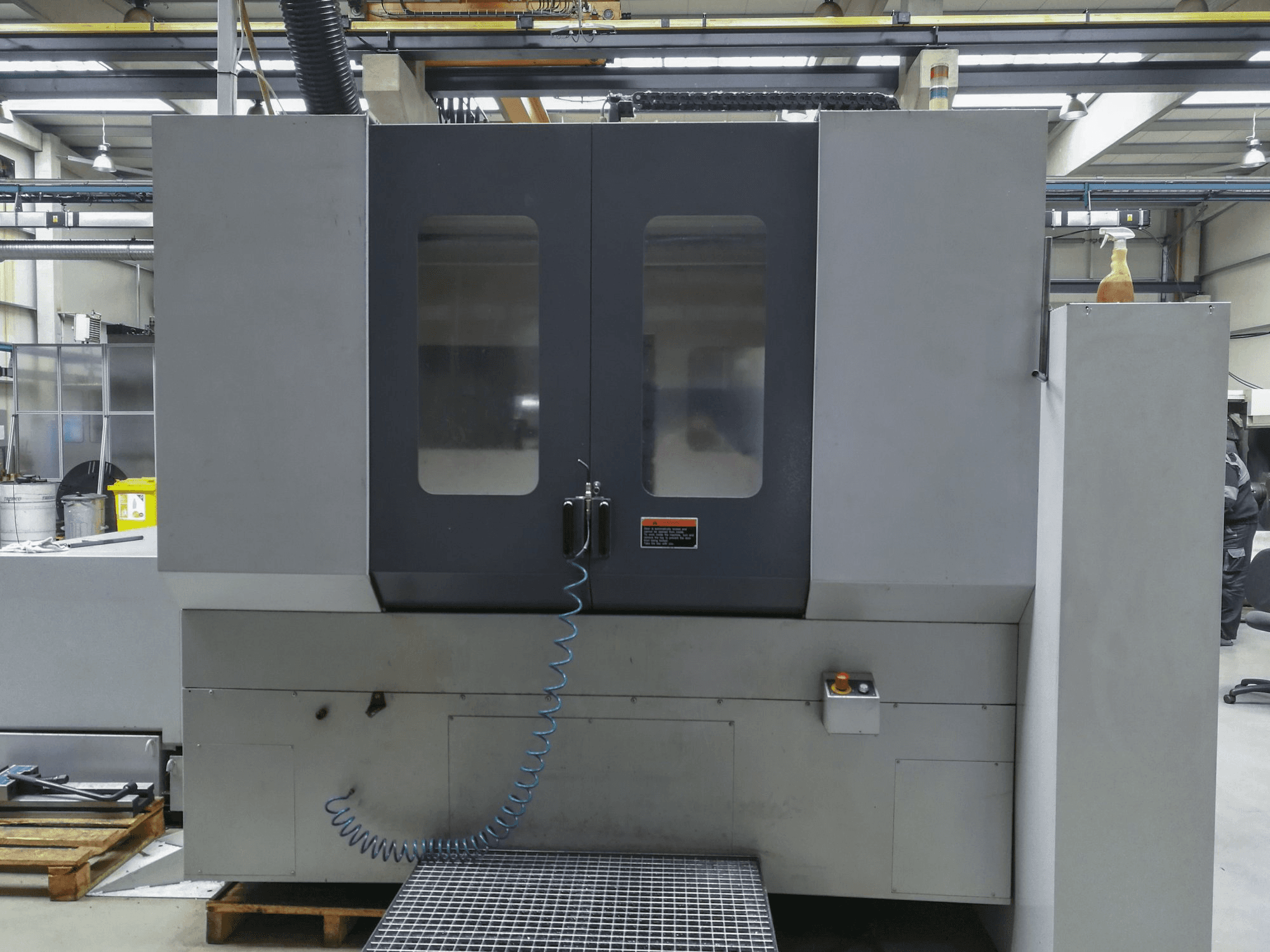 Vooraanzicht van MORI SEIKI MH-633 machine