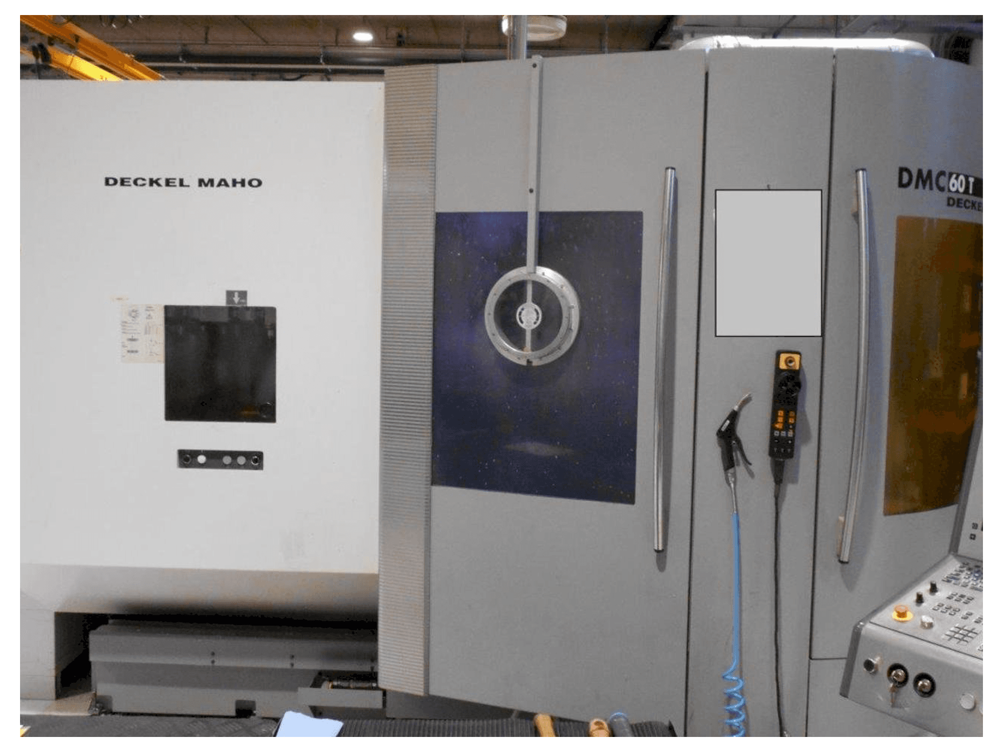 Vooraanzicht van DECKEL MAHO DMC 60T machine