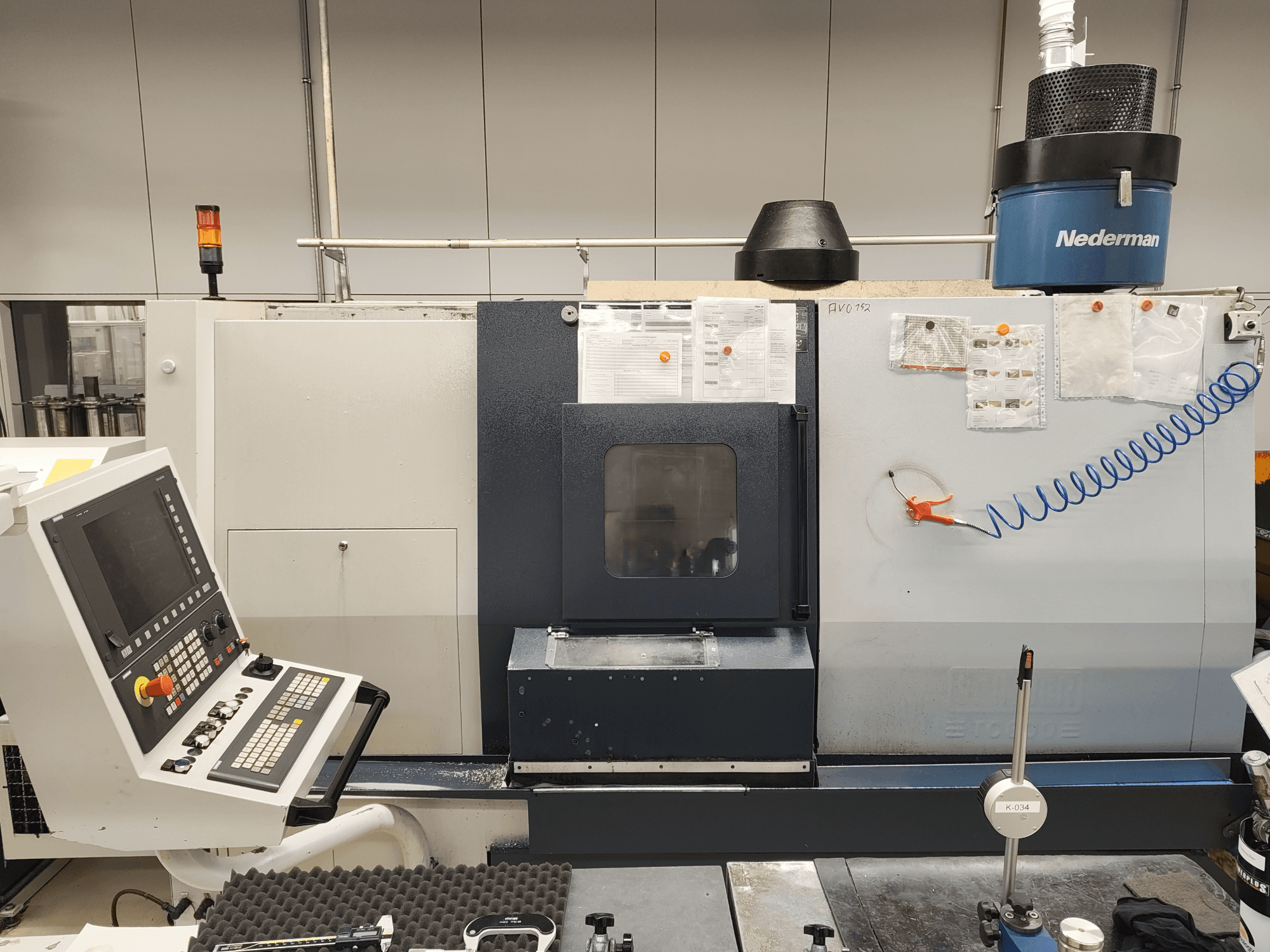 Vooraanzicht van de SPINNER TC 800 110 MC horizontale draaimachine met bedieningspaneel, gereedschapskast en bedrijfsindicatoren.