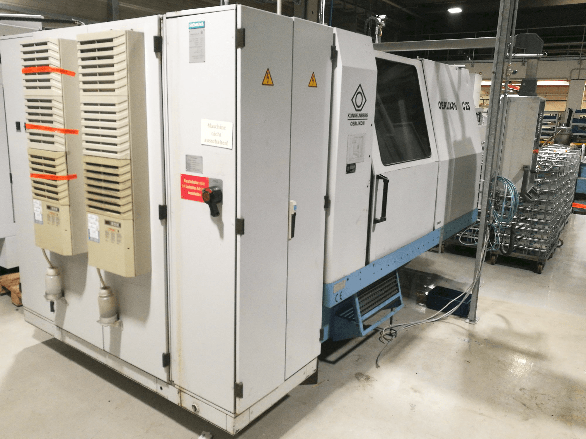 Recht aanzicht van Oerlikon C28 machine