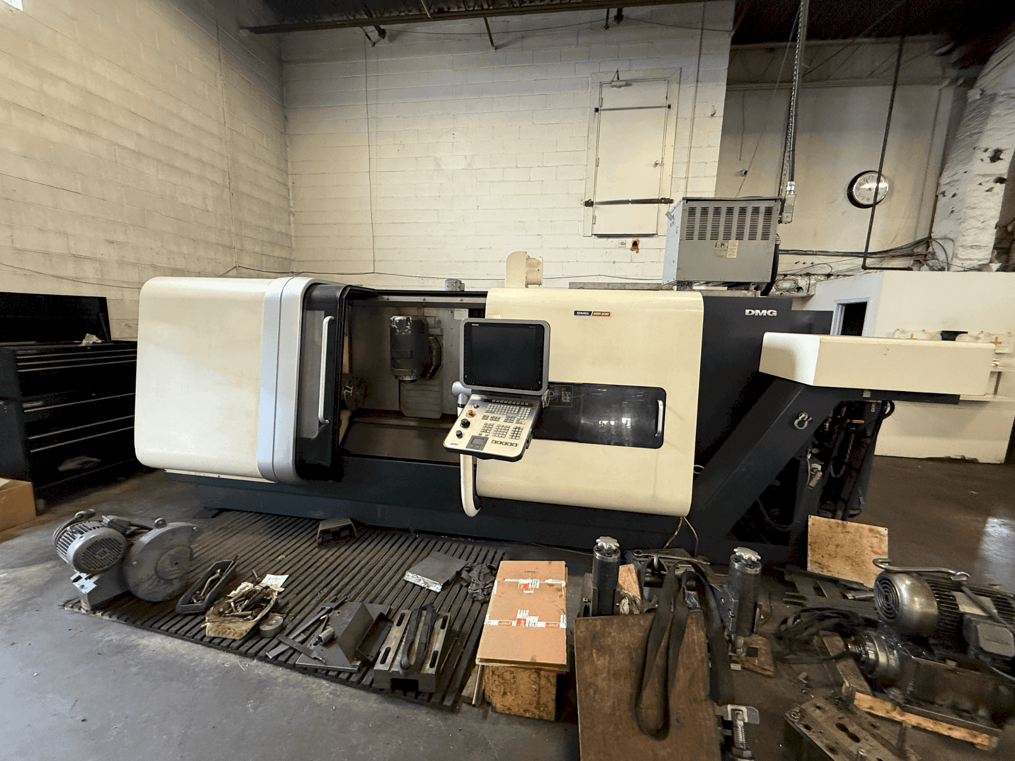 Vooraanzicht van DMG CTX Beta 1250 TC machine