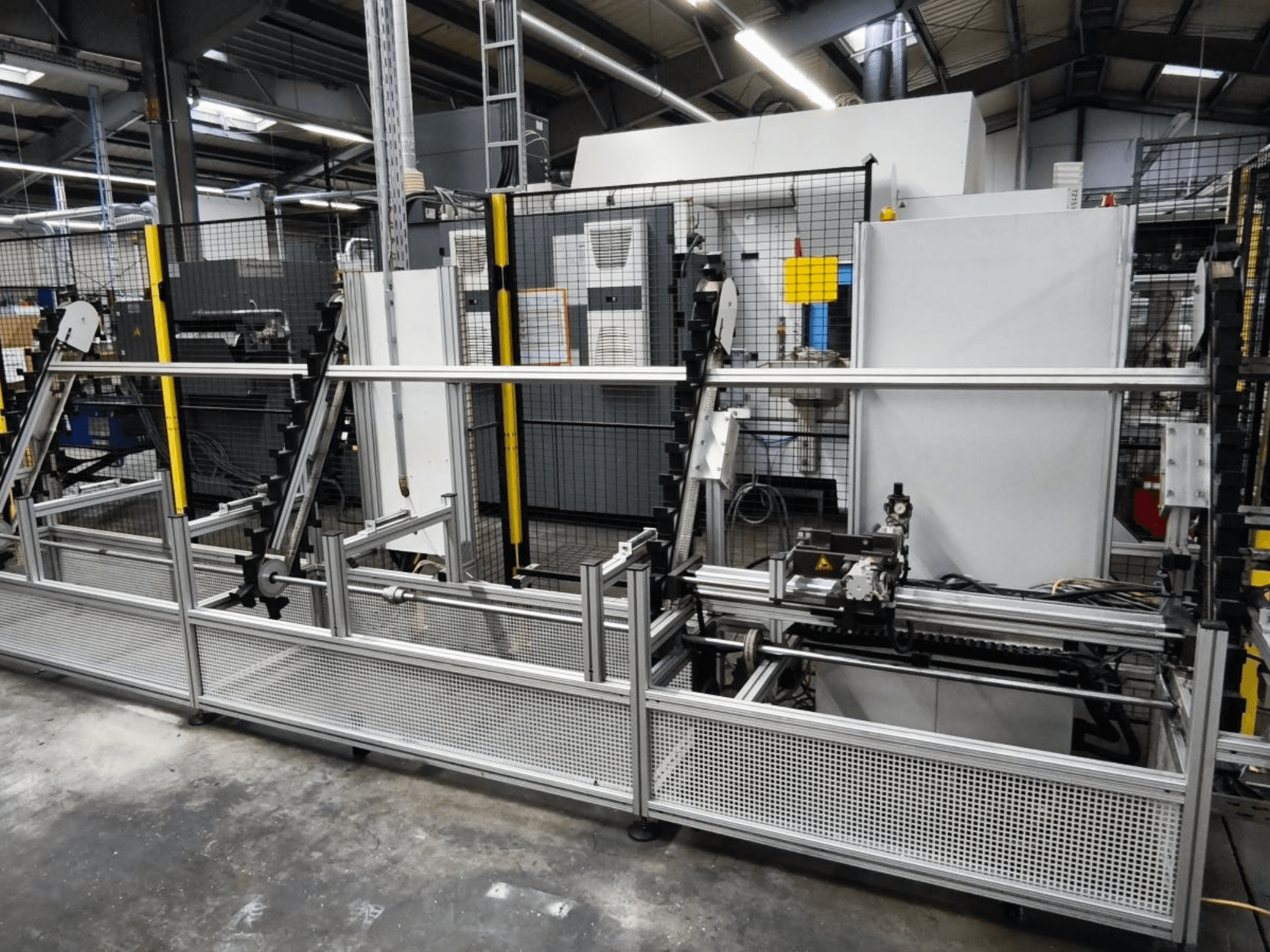 LOHMEIER Schräglademagazin werkstukbehandelingssysteem in vooraanzicht, met de metalen structuur en geïntegreerde mechanische componenten.