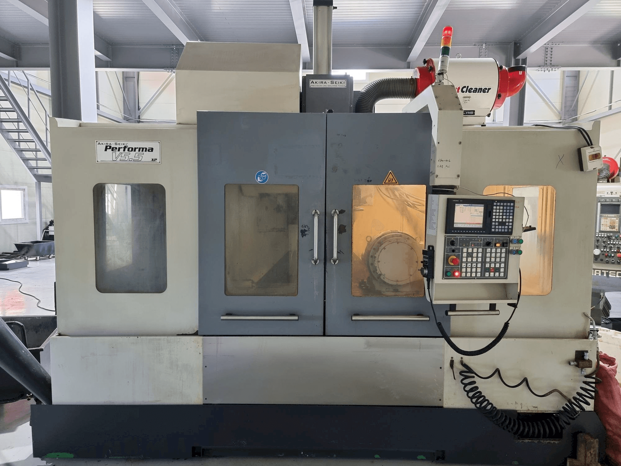 Vooraanzicht van Akira Seiki V5.5 machine