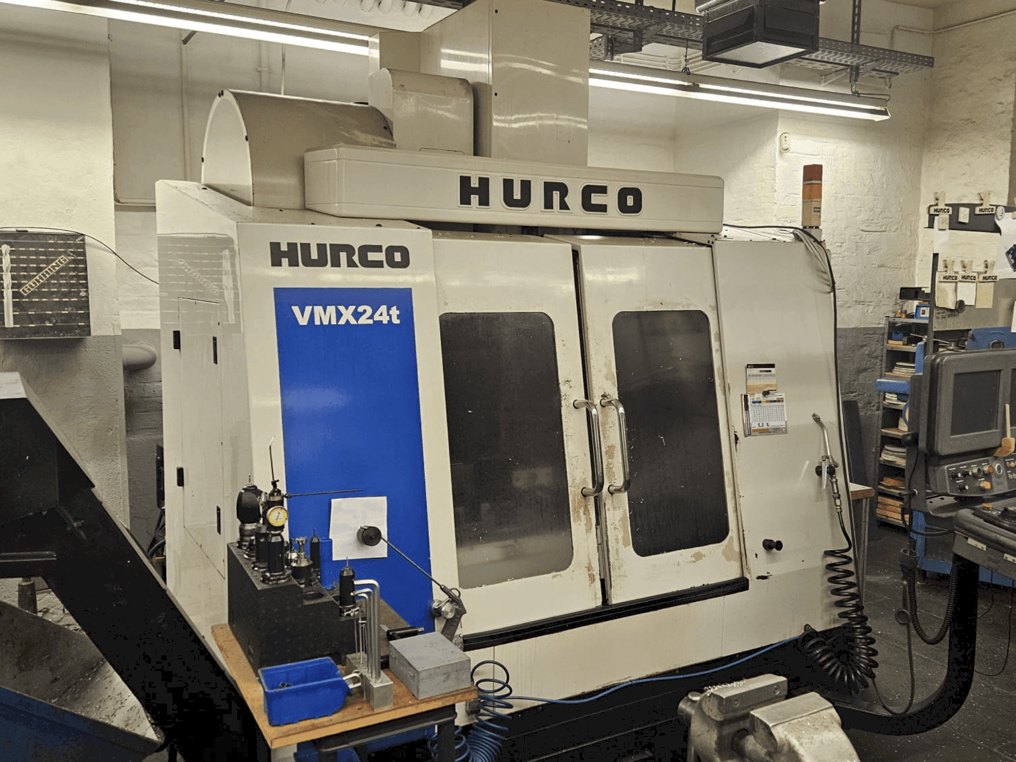 Vooraanzicht van Hurco VMX 24t machine