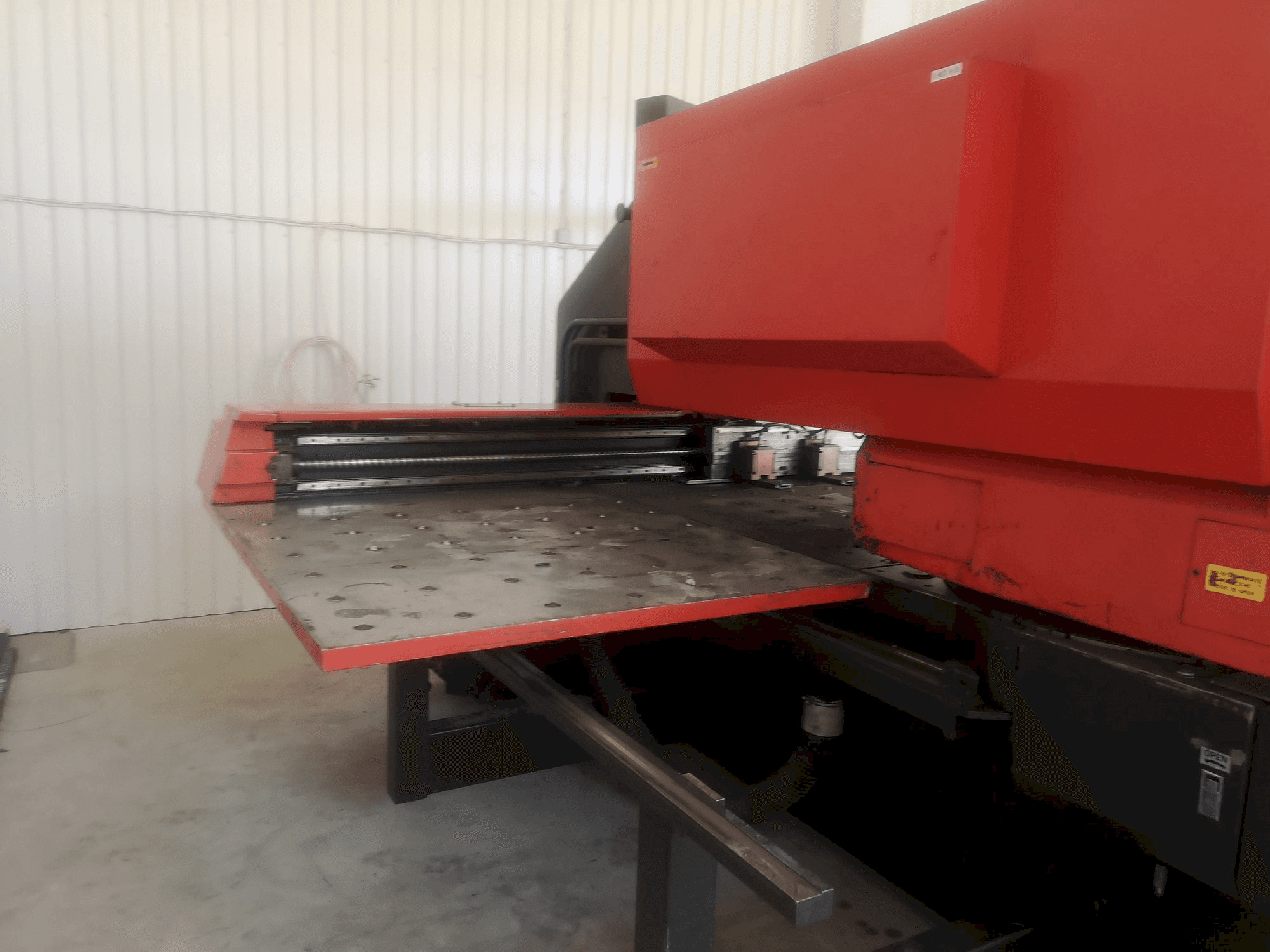 Vooraanzicht van AMADA machine