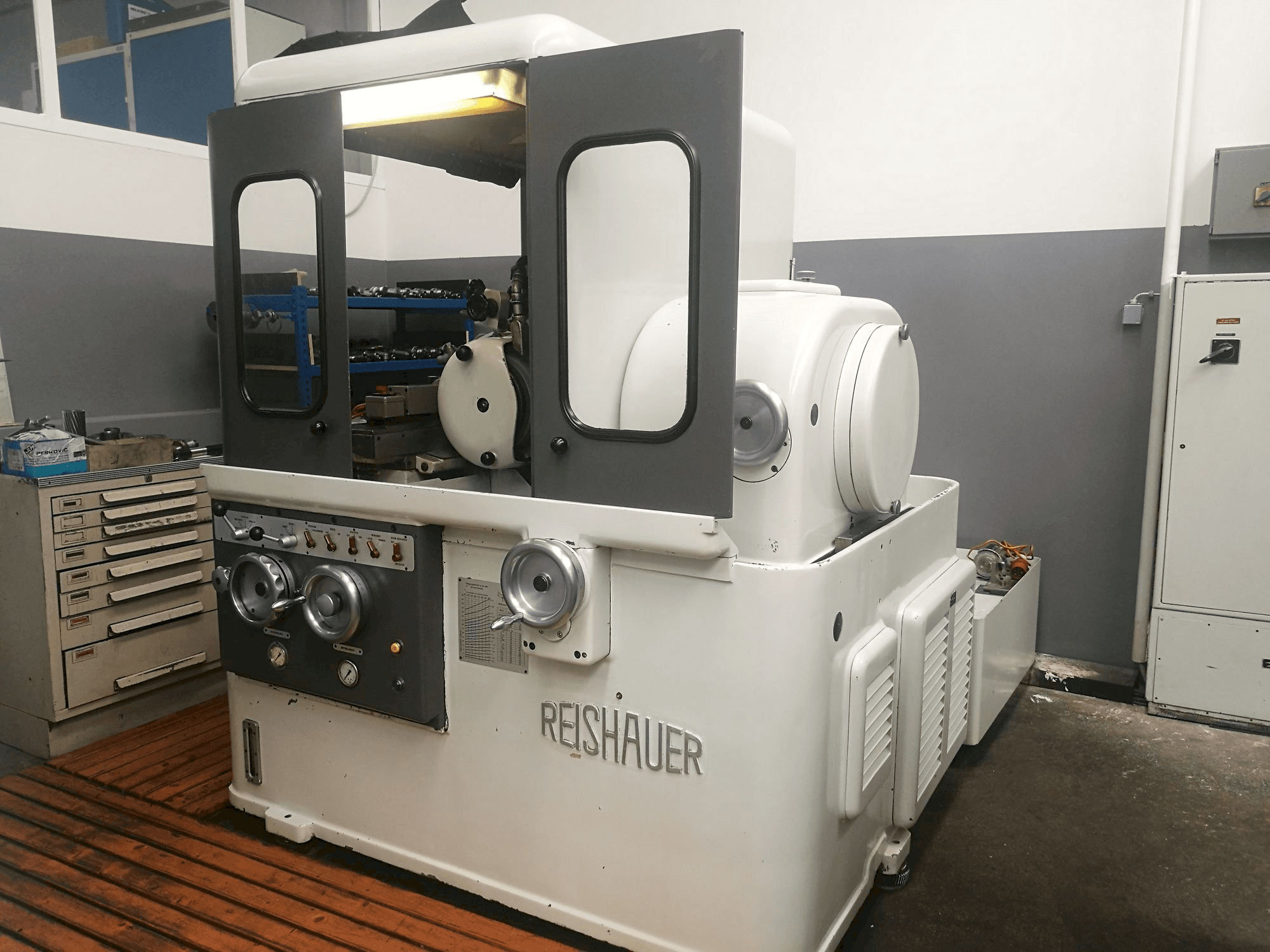 Vooraanzicht van Reishauer NZA machine