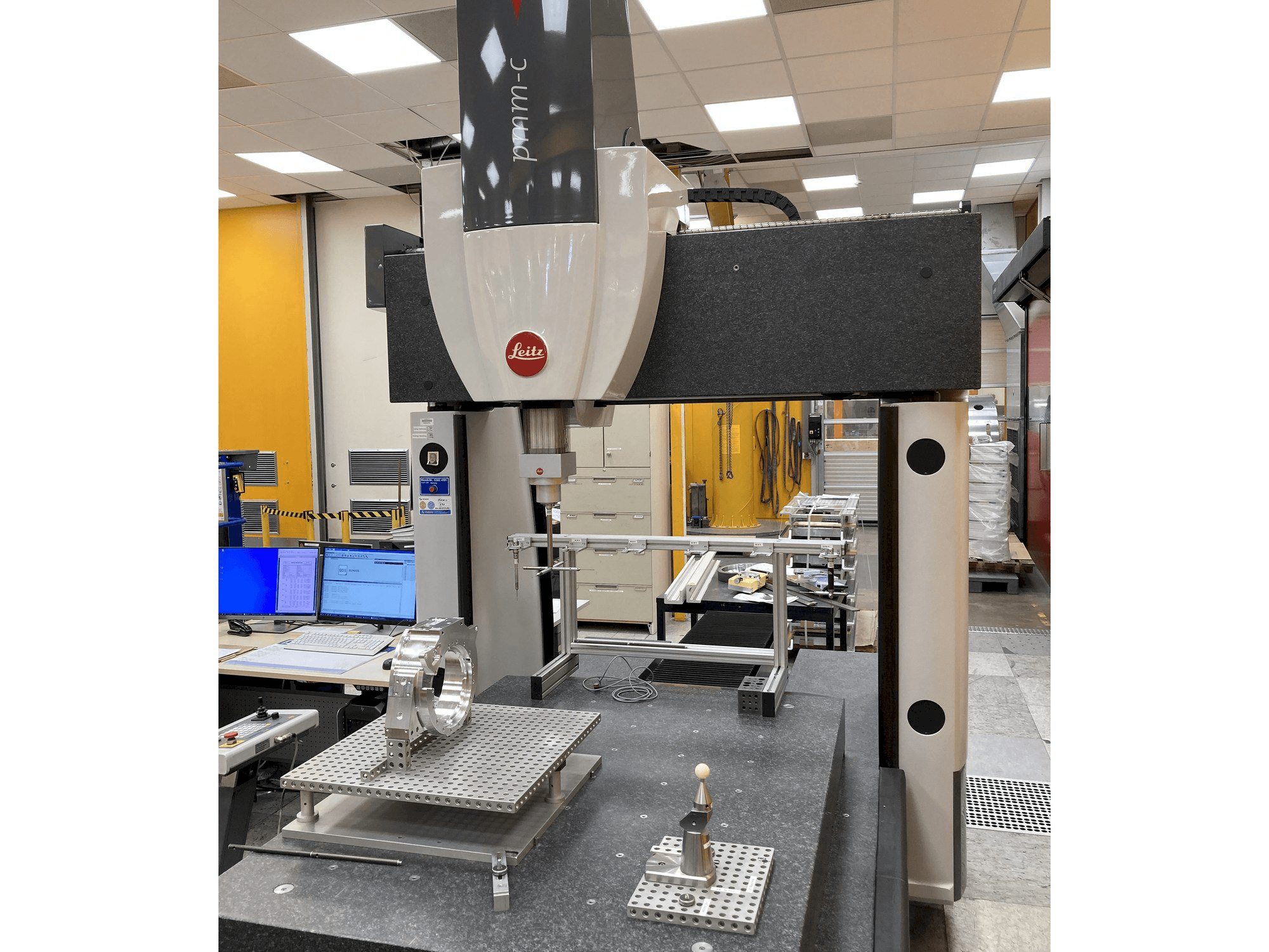 Vooraanzicht van Hexagon Leitz PMM-C machine
