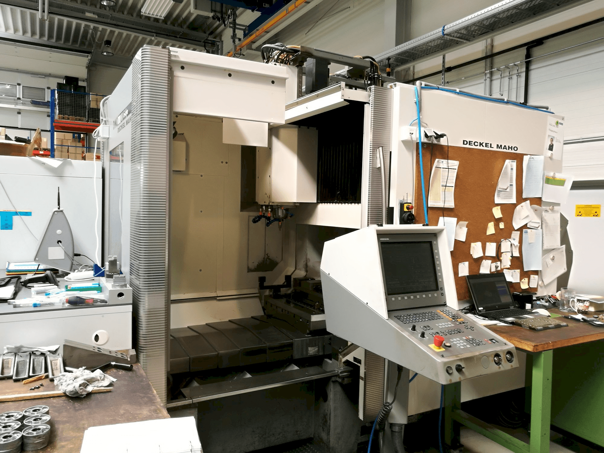 Vooraanzicht van DECKEL MAHO DMC 100 V Hi-Dyn machine
