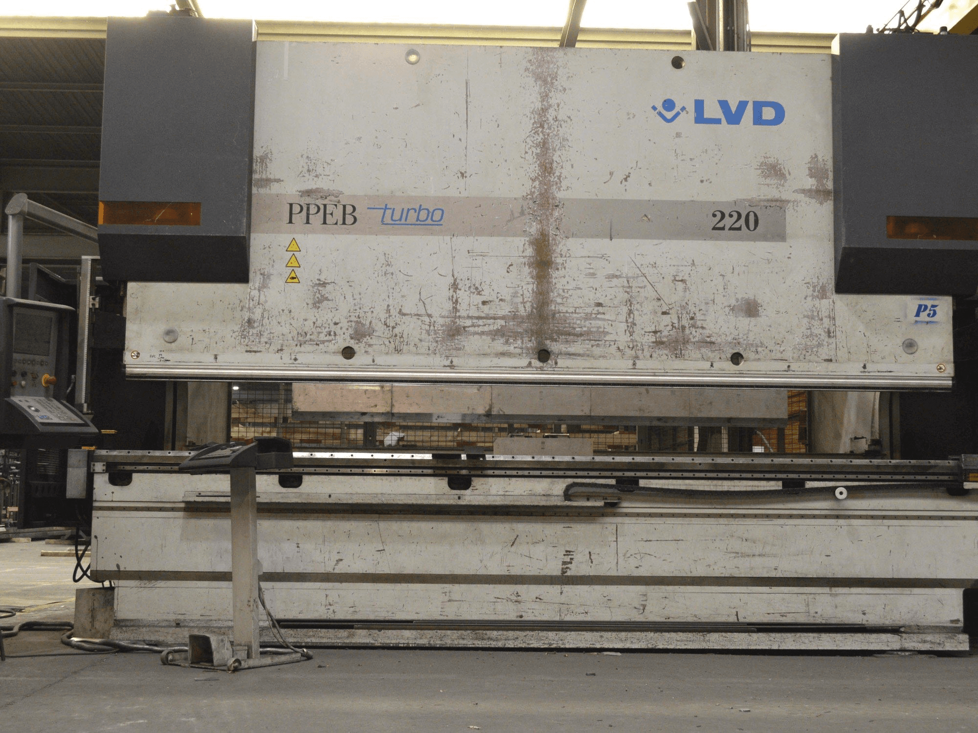 Vooraanzicht van LVD PPEB 220/42 machine