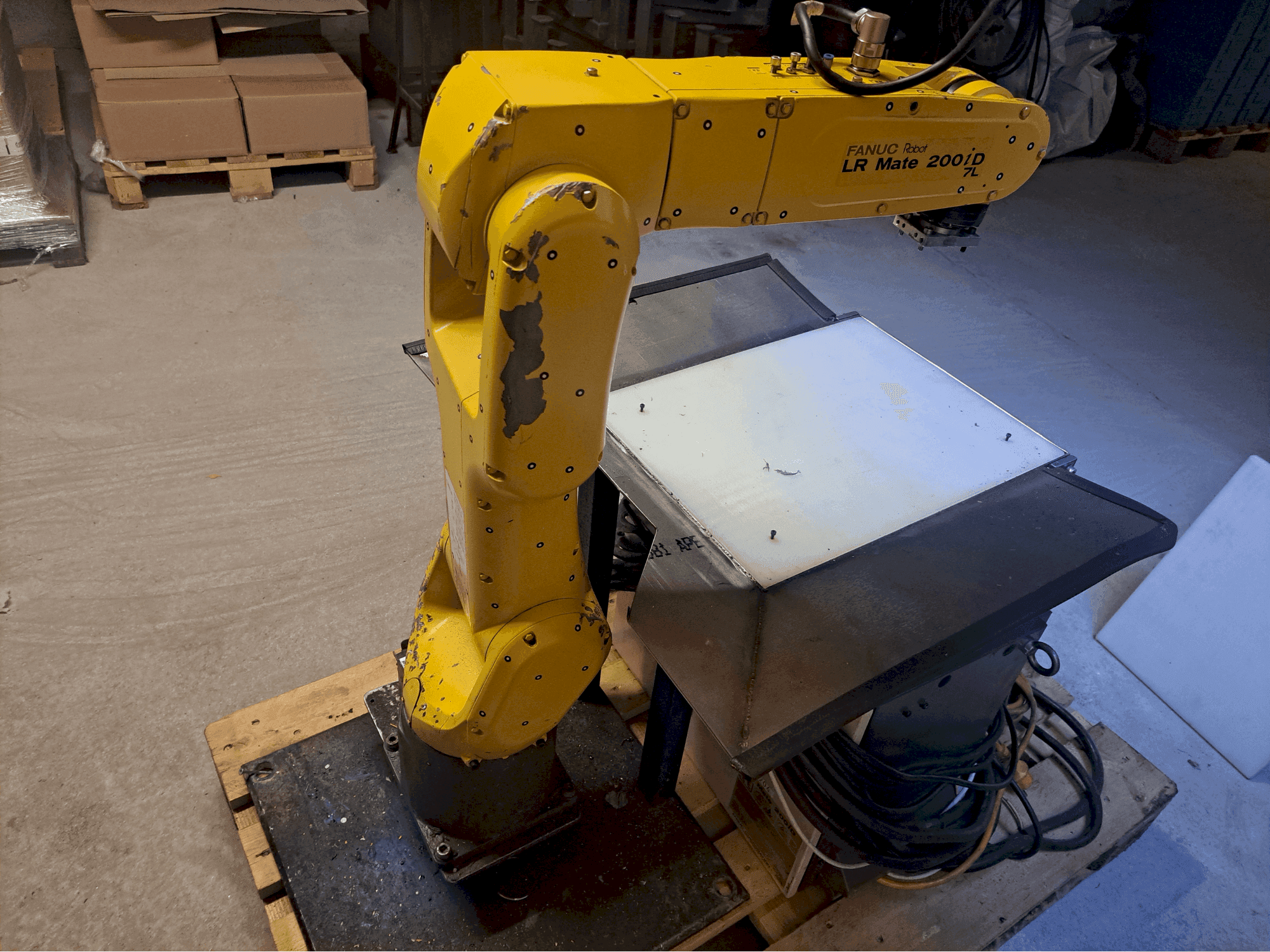 Vooraanzicht van FANUC LR Mate 200iD/7L machine