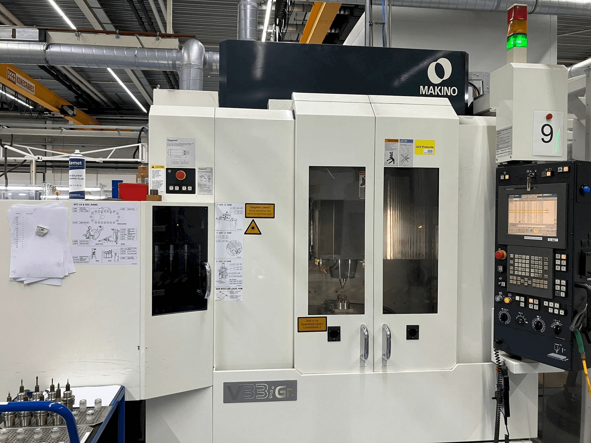 Vooraanzicht van Makino V33i Graphite machine