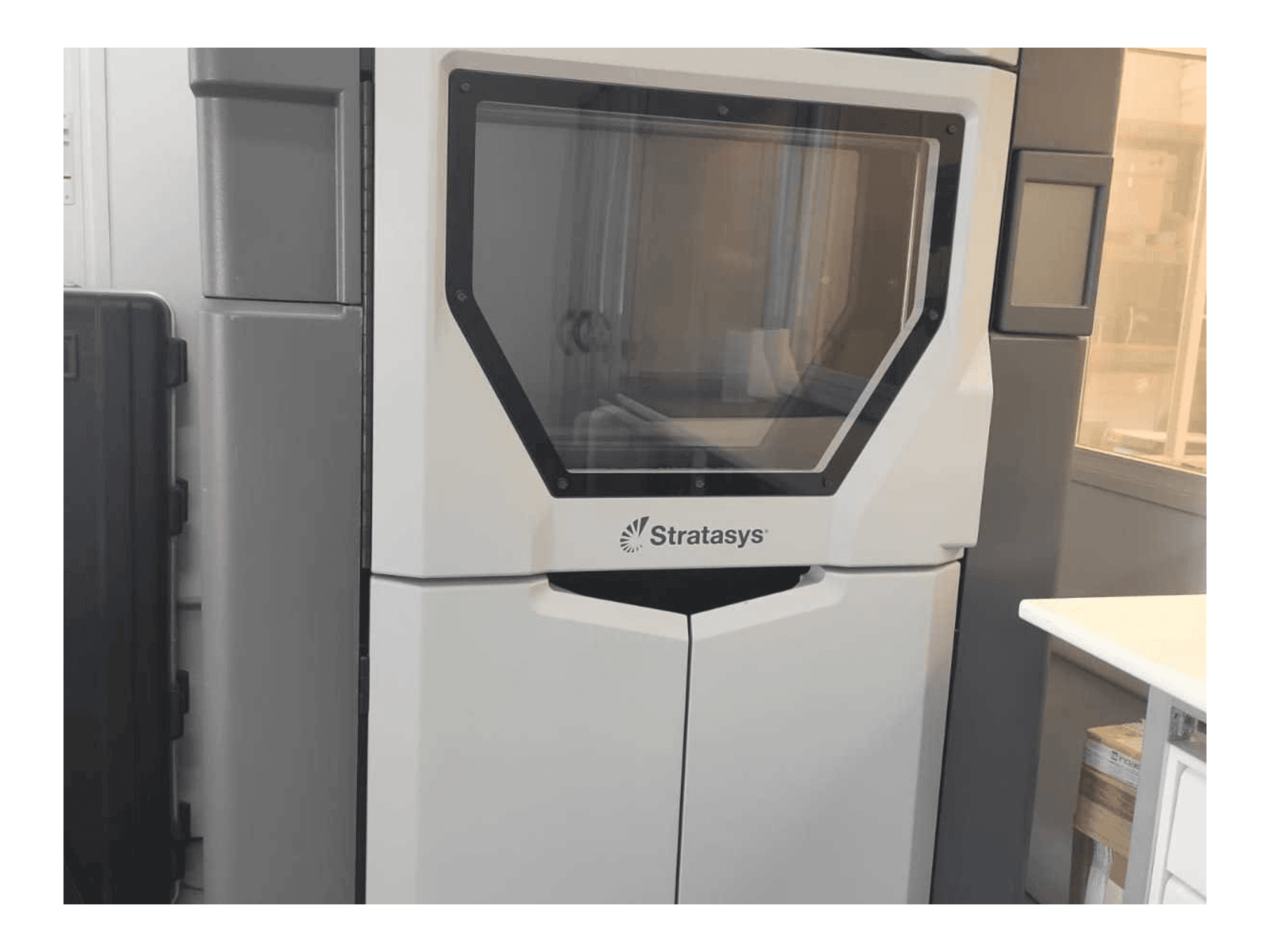 Vooraanzicht van Stratasys Fortus 450MC machine