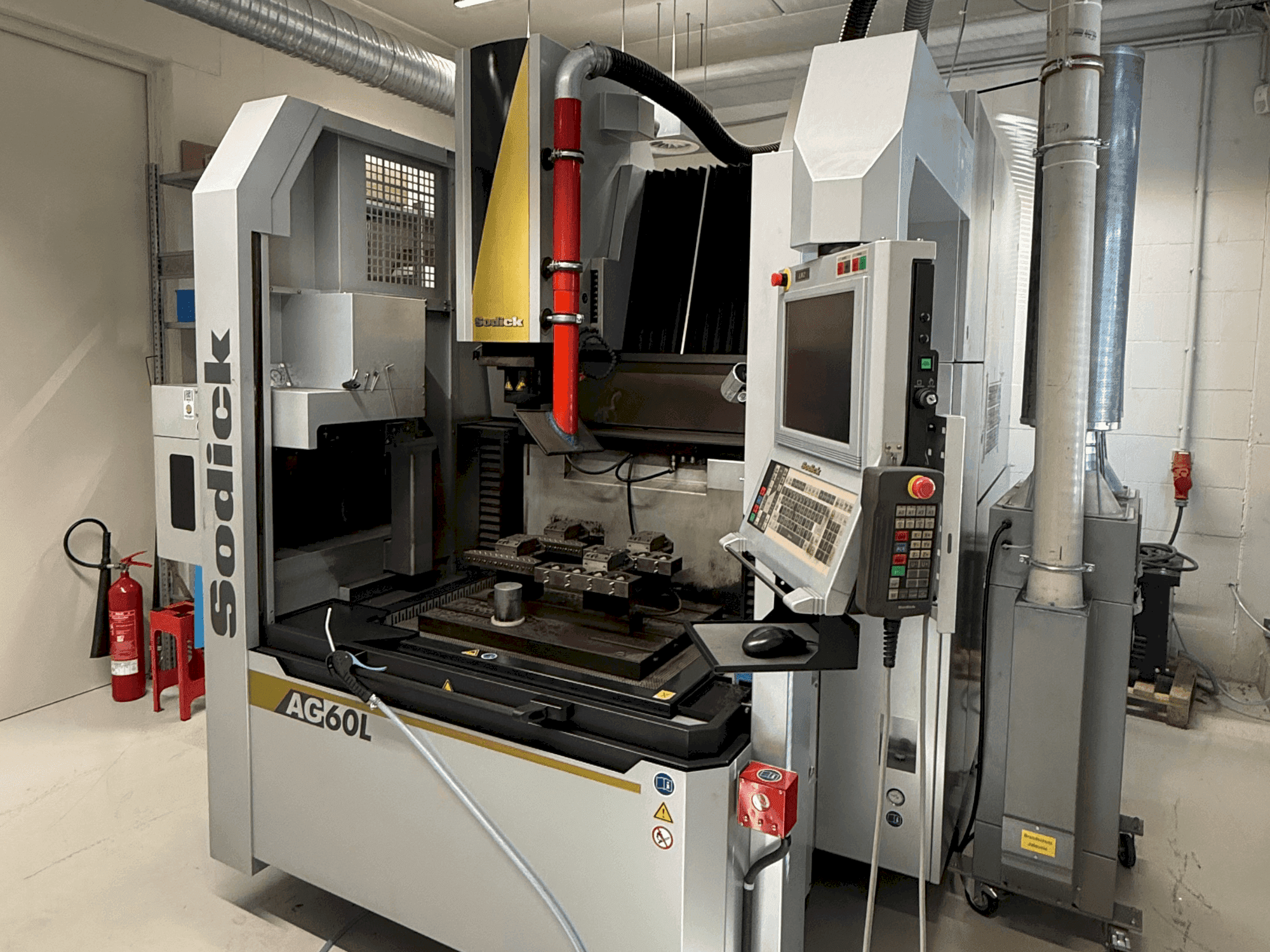 Vooraanzicht van Sodick AG60L machine