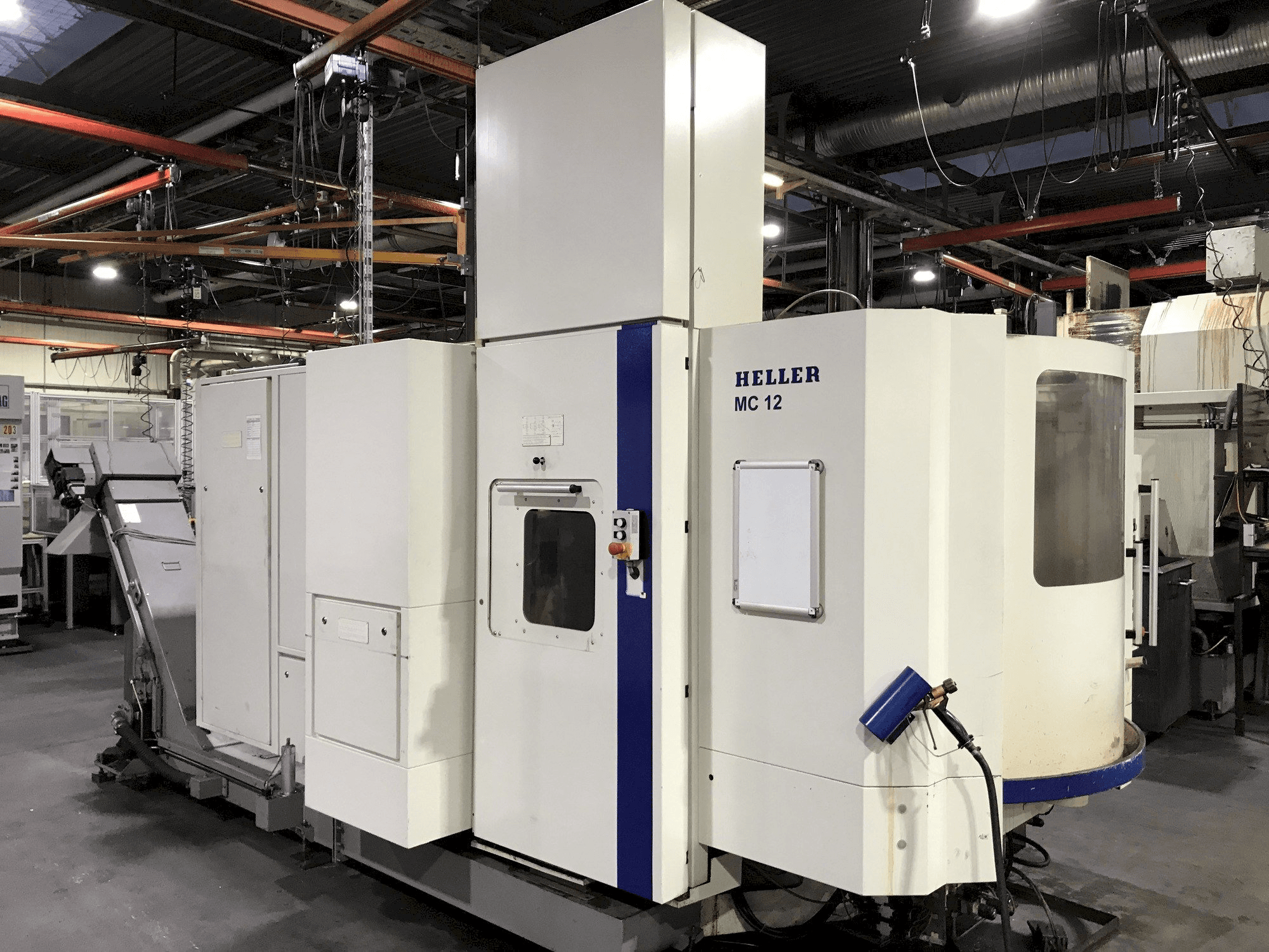 Vooraanzicht van HELLER MC 12 machine