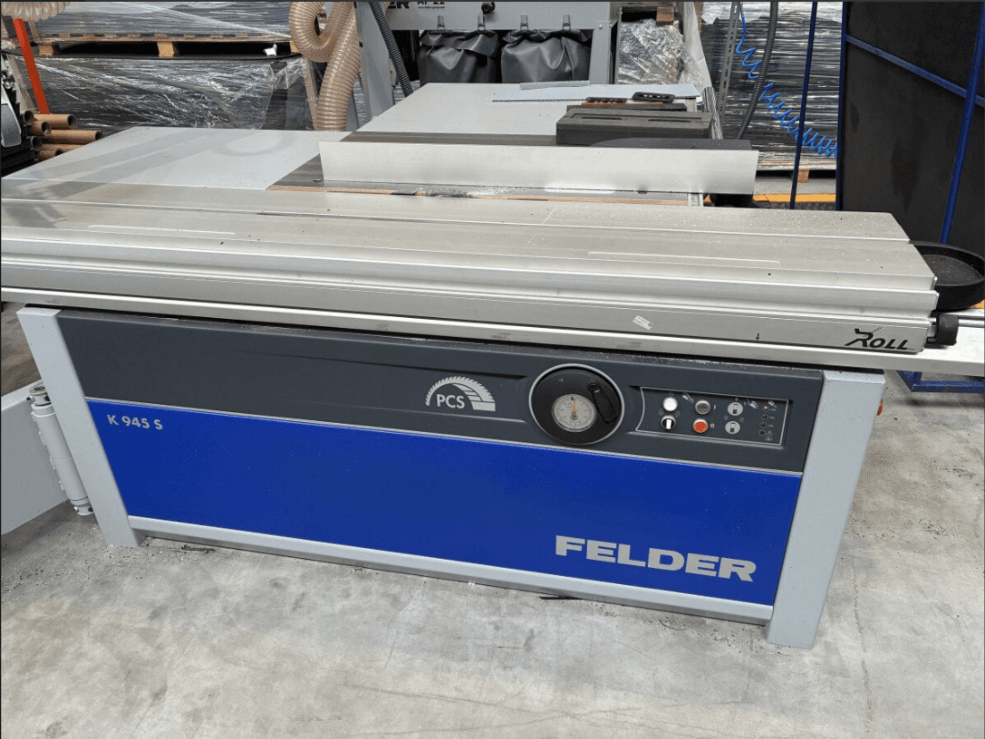 FELDER K 945 S paneelzaag, vooraanzicht met bedieningspaneel, werktafel en veiligheidsvoorzieningen, opgesteld in een werkplaats.