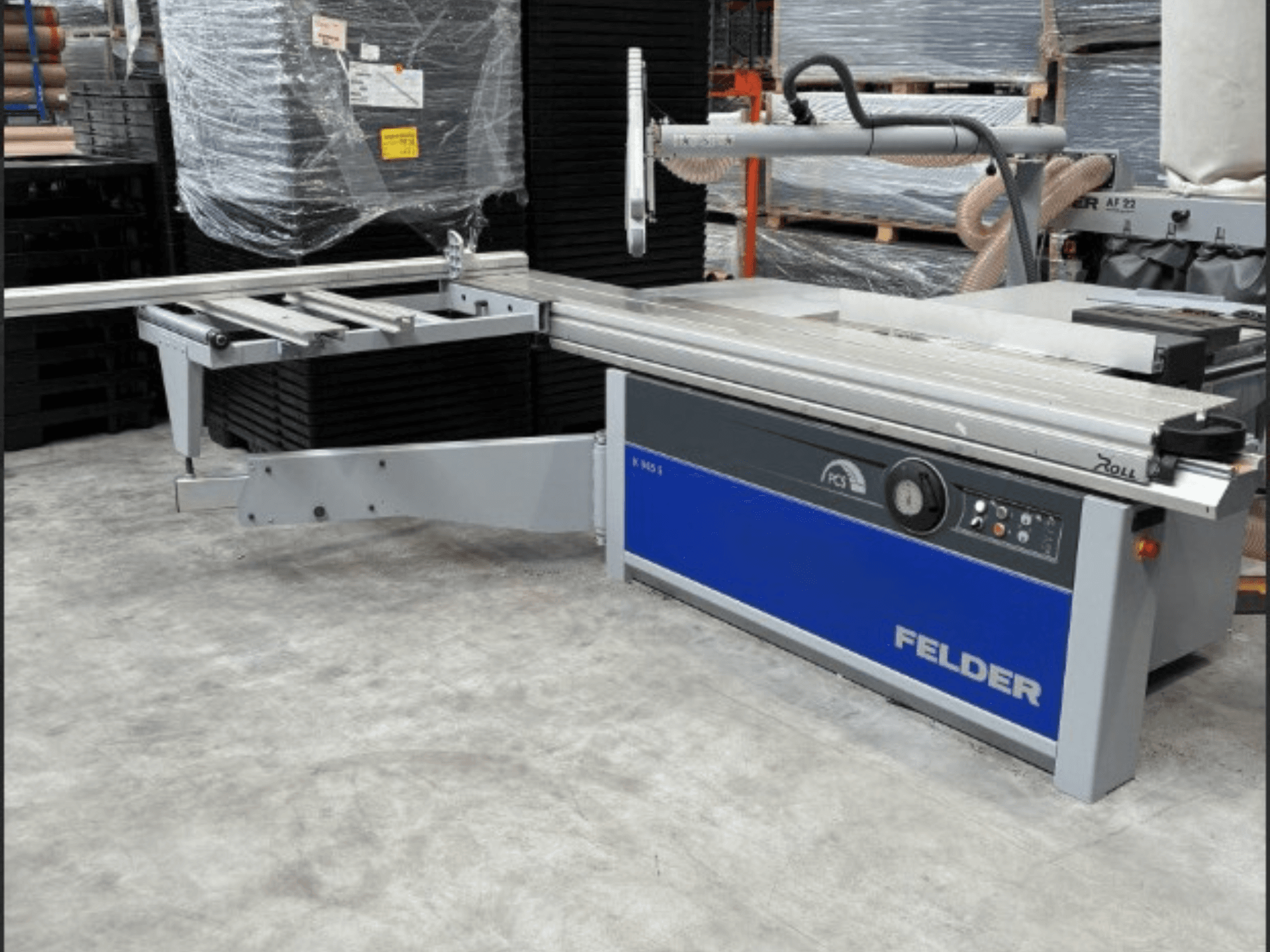 FELDER K 945S paneelzaag, vooraanzicht met verstelbare tafel en bedieningspaneel, geplaatst in een magazijnomgeving.