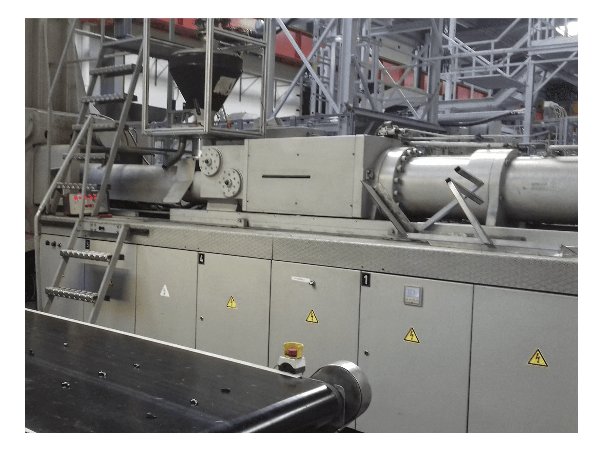 Rechts zijaanzicht van Krauss Maffei 650-4350 BM machine