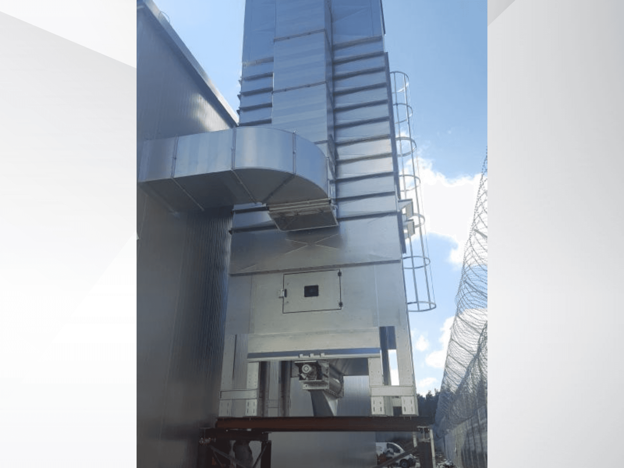 NAWARA RUBIN 2030 houtmachine, zijaanzicht met metalen structuur en leidingen tegen een blauwe lucht.