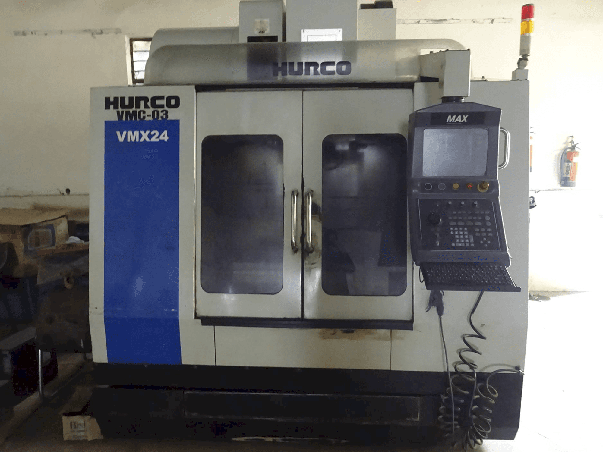 Vooraanzicht van Hurco VMX24 machine