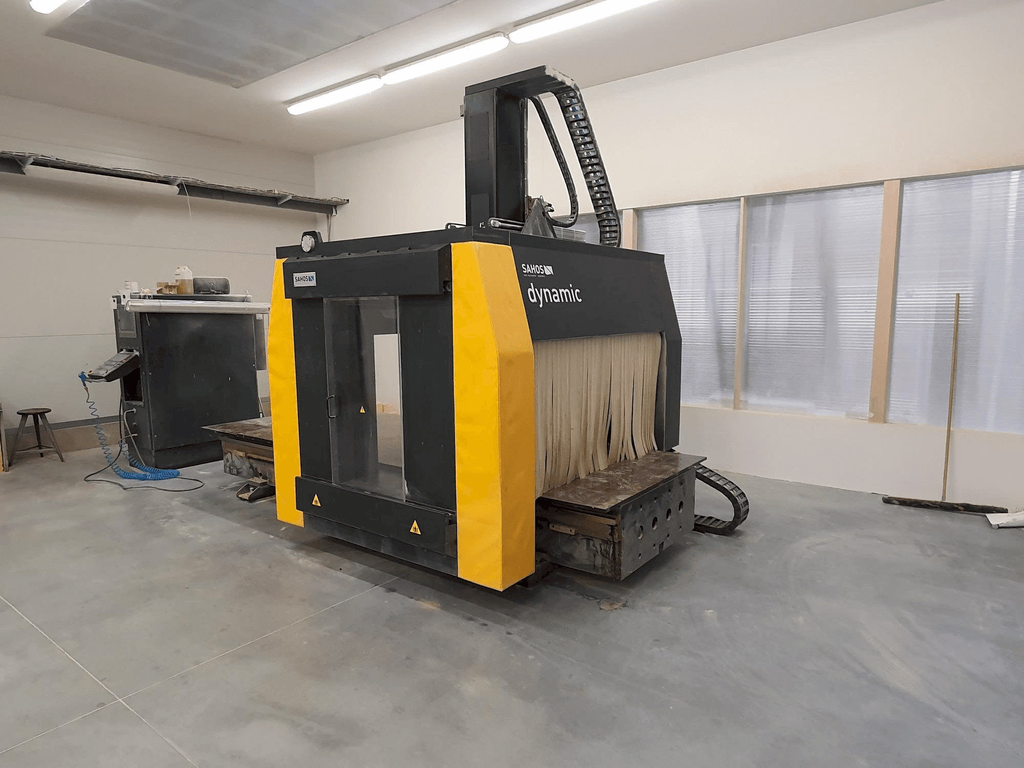 Vooraanzicht van Sahos Dynamic FC 3000 CNC 5X machine