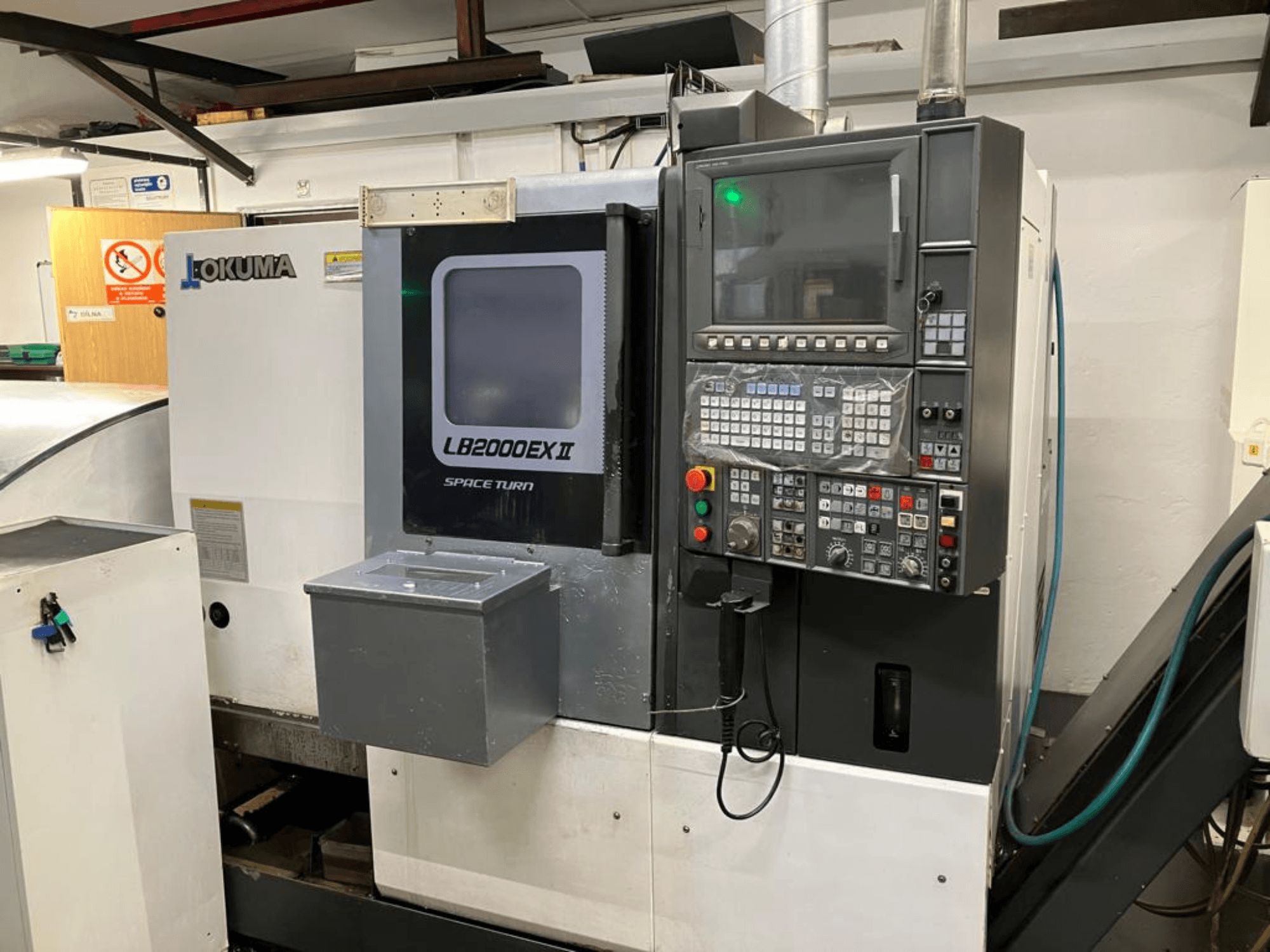 Okuma LB2000EXII MC horizontale draaimachine, vooraanzicht met bedieningspaneel en bedieningsfuncties.