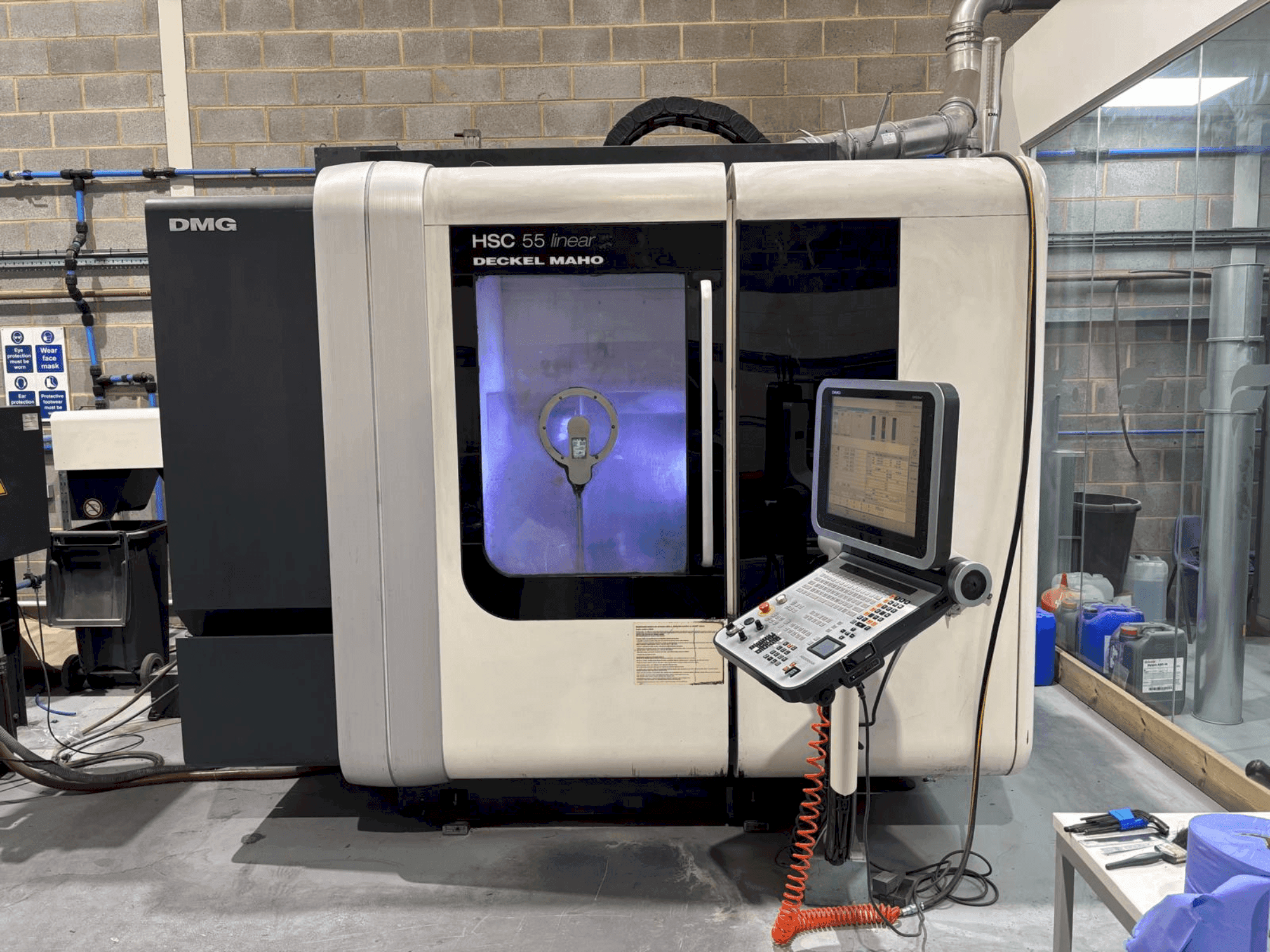 Vooraanzicht van DMG DECKEL MAHO HSC 55 linear machine