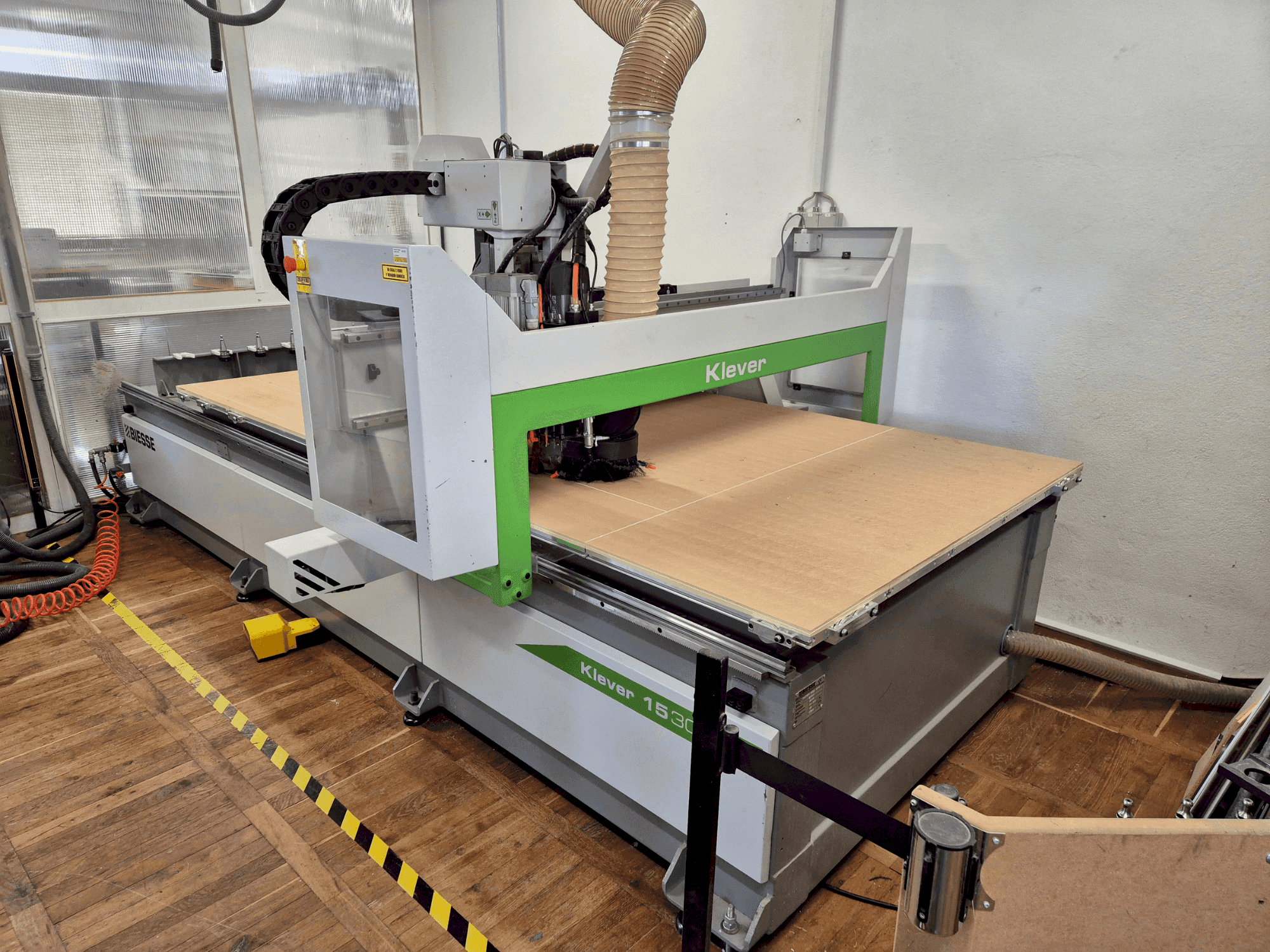 Vooraanzicht van BIESSE Klever 1530 G FT machine