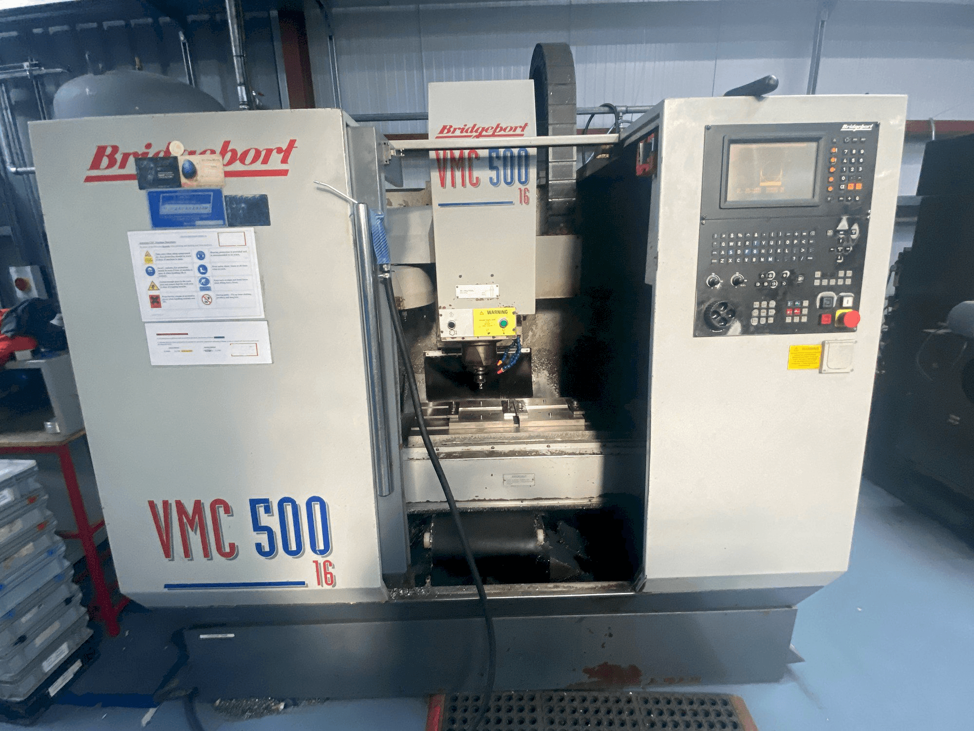 Vooraanzicht van Bridgeport VMC 500/16 machine