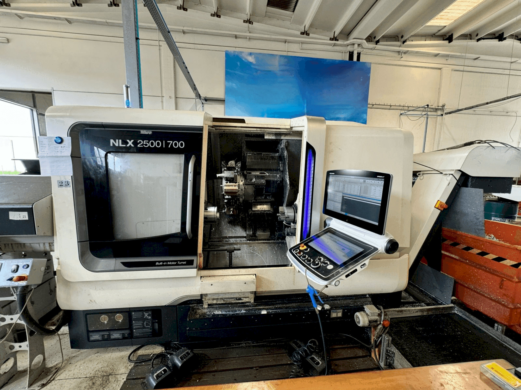 Vooraanzicht van DMG MORI NLX2500SY/700 machine