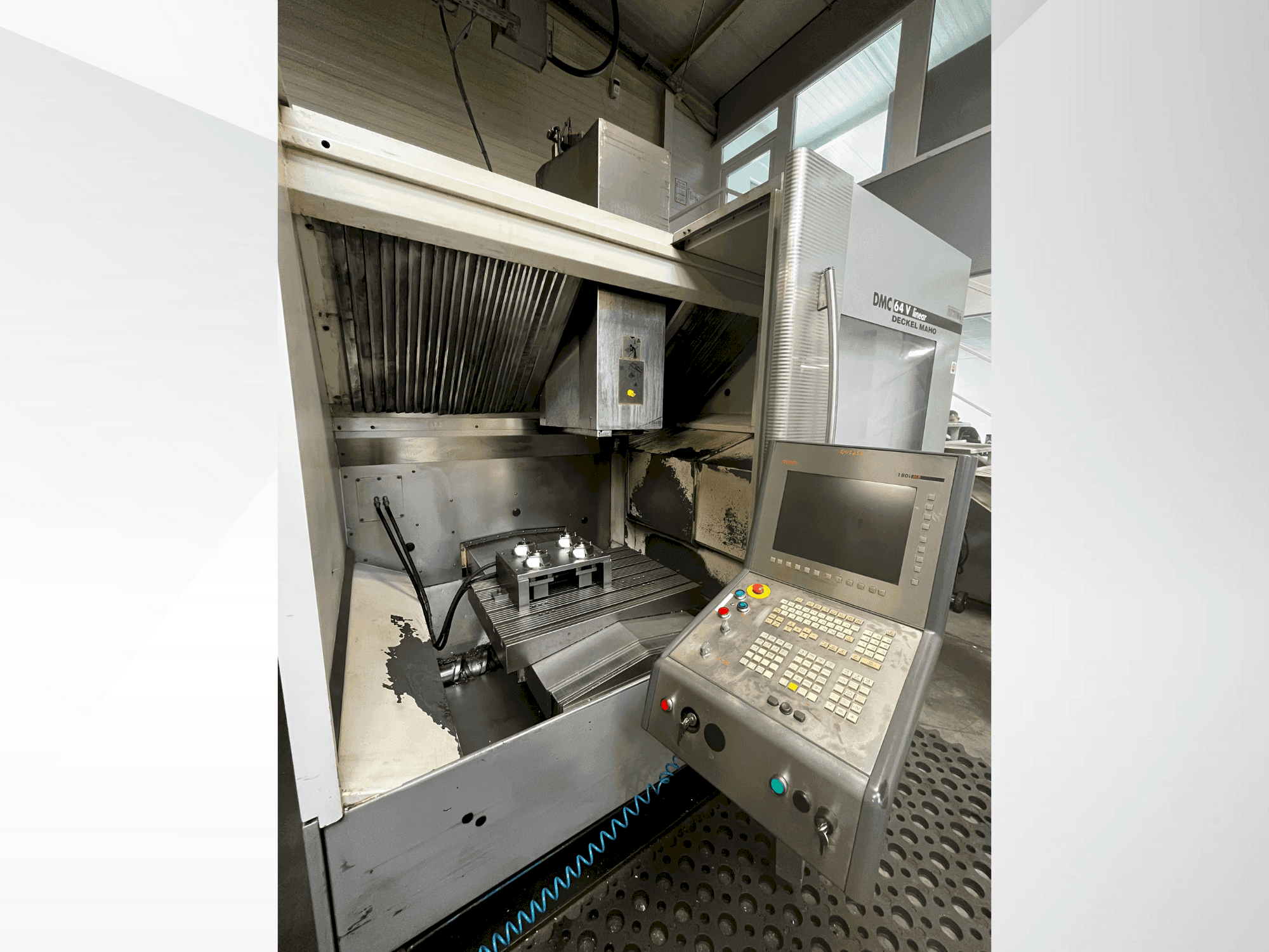 Vooraanzicht van DMG DECKEL MAHO DMC 64V linear machine