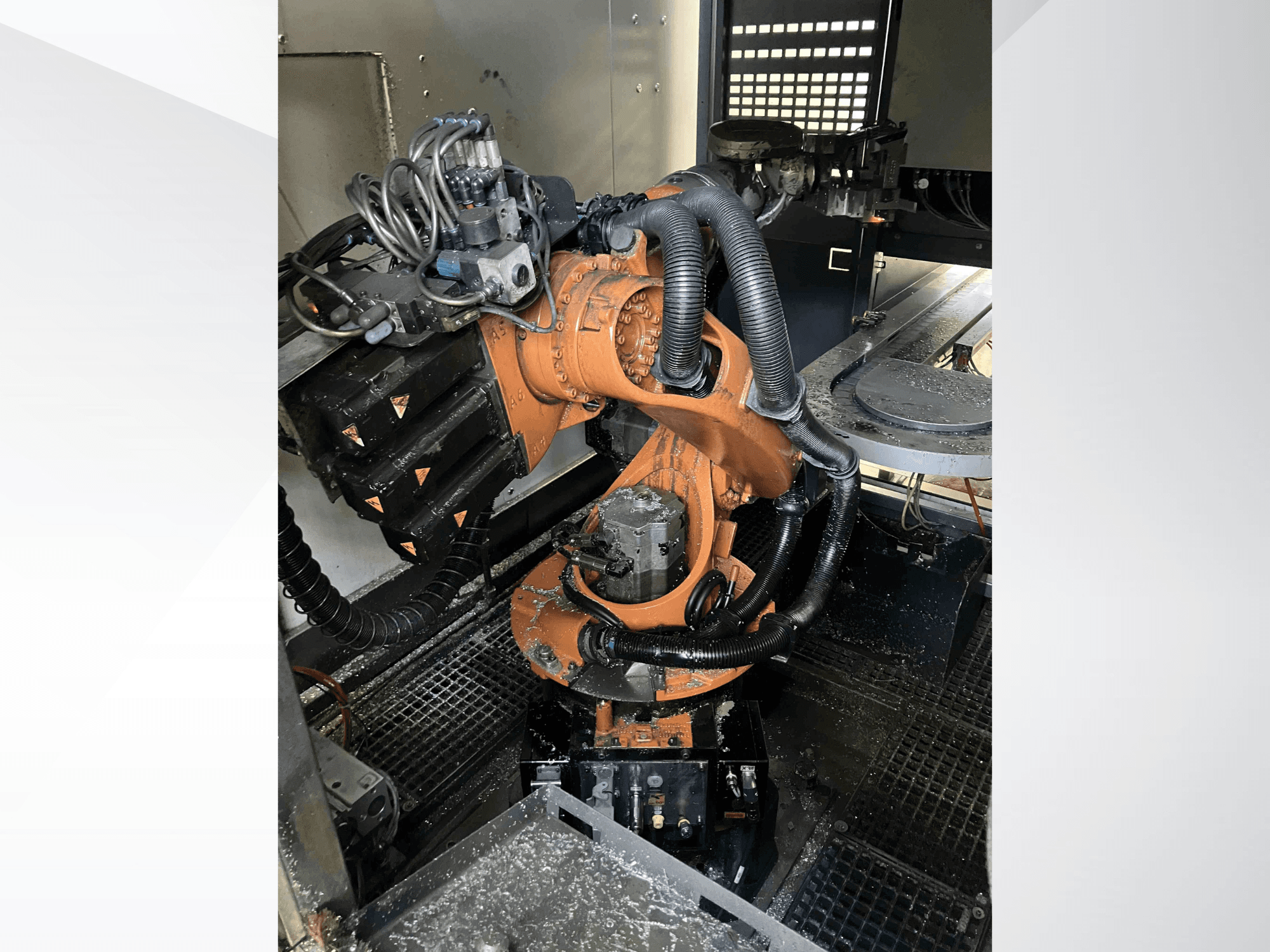 KUKA KR 16 robotarm van bovenaf gezien, met mechanische onderdelen en bedrading in een werkplaatsomgeving.