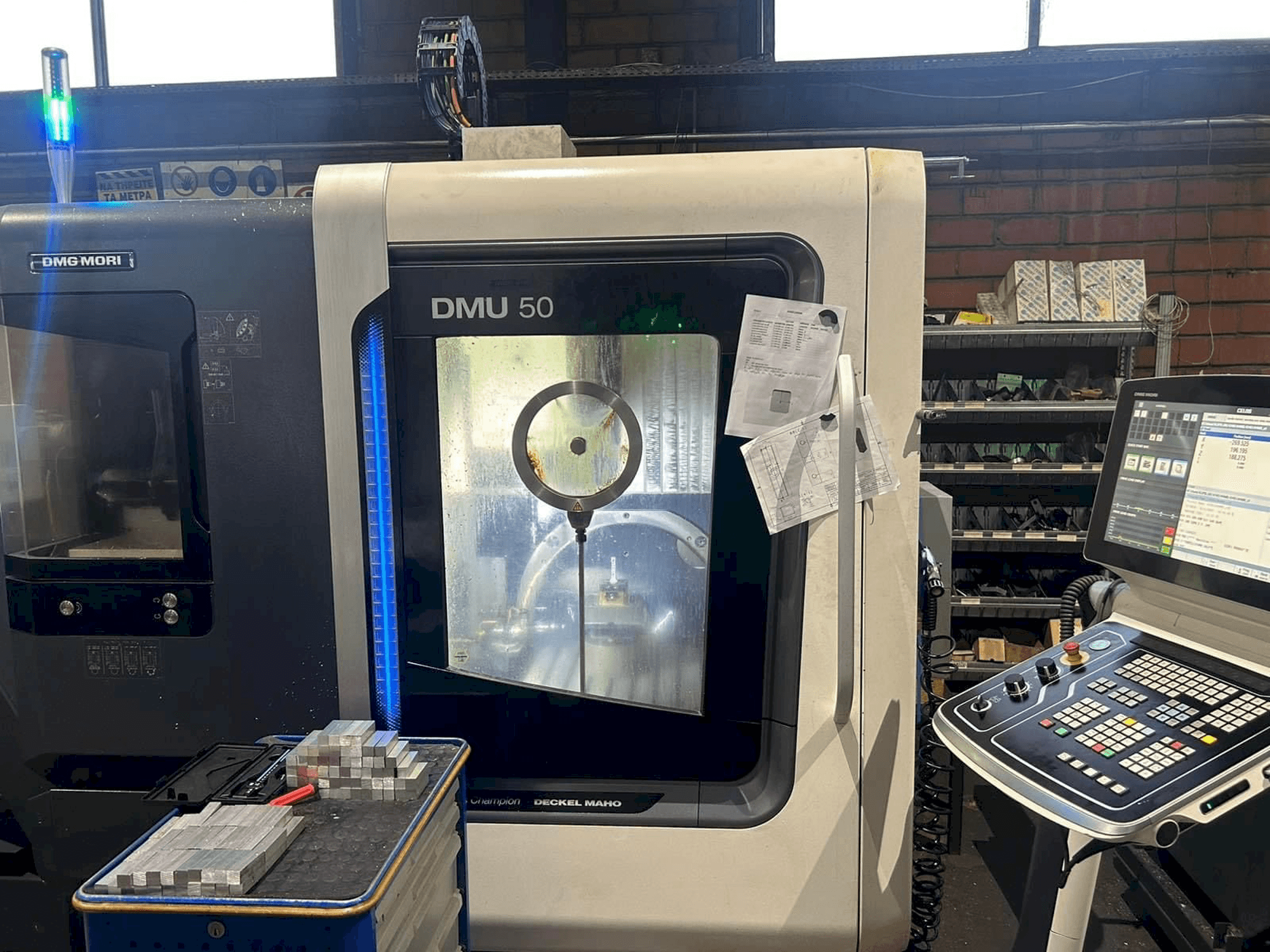 Vooraanzicht van DMG MORI DMU 50 machine