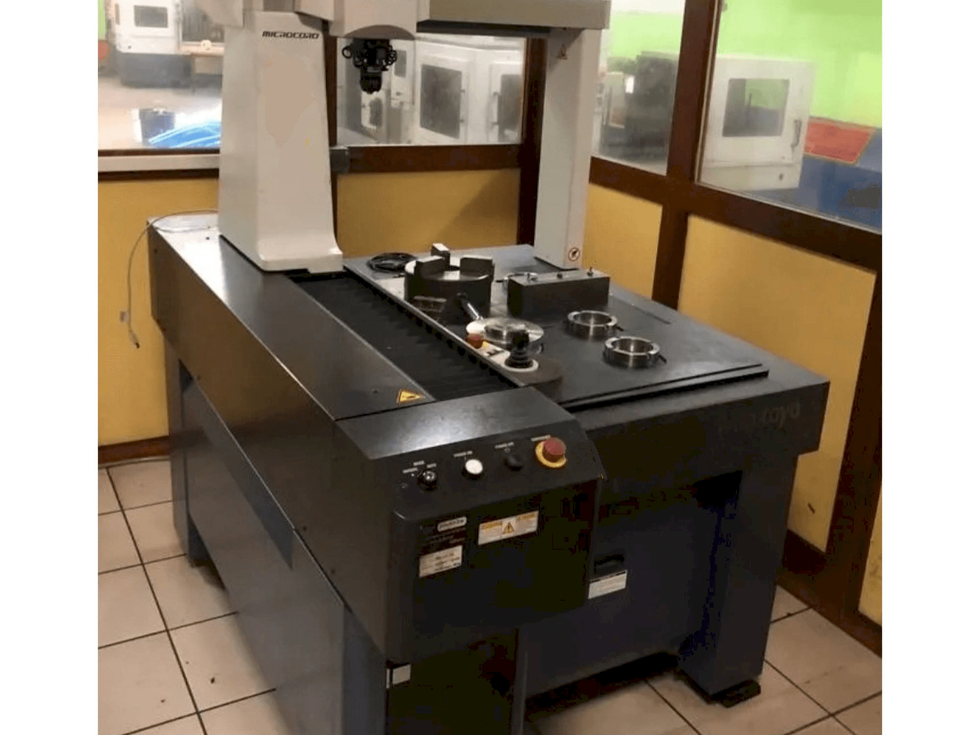 Vooraanzicht van Mitutoyo CRYSTA-APEX S574 machine
