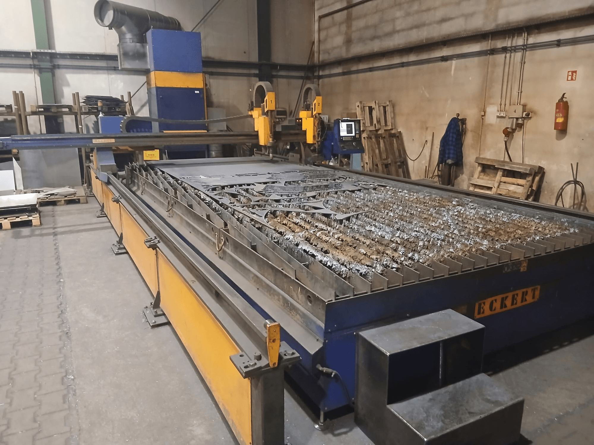 Plasmasnijmachine ECKERT JANTAR 2 in vooraanzicht, met een grote snijtafel met metalen onderdelen en bedieningselementen.