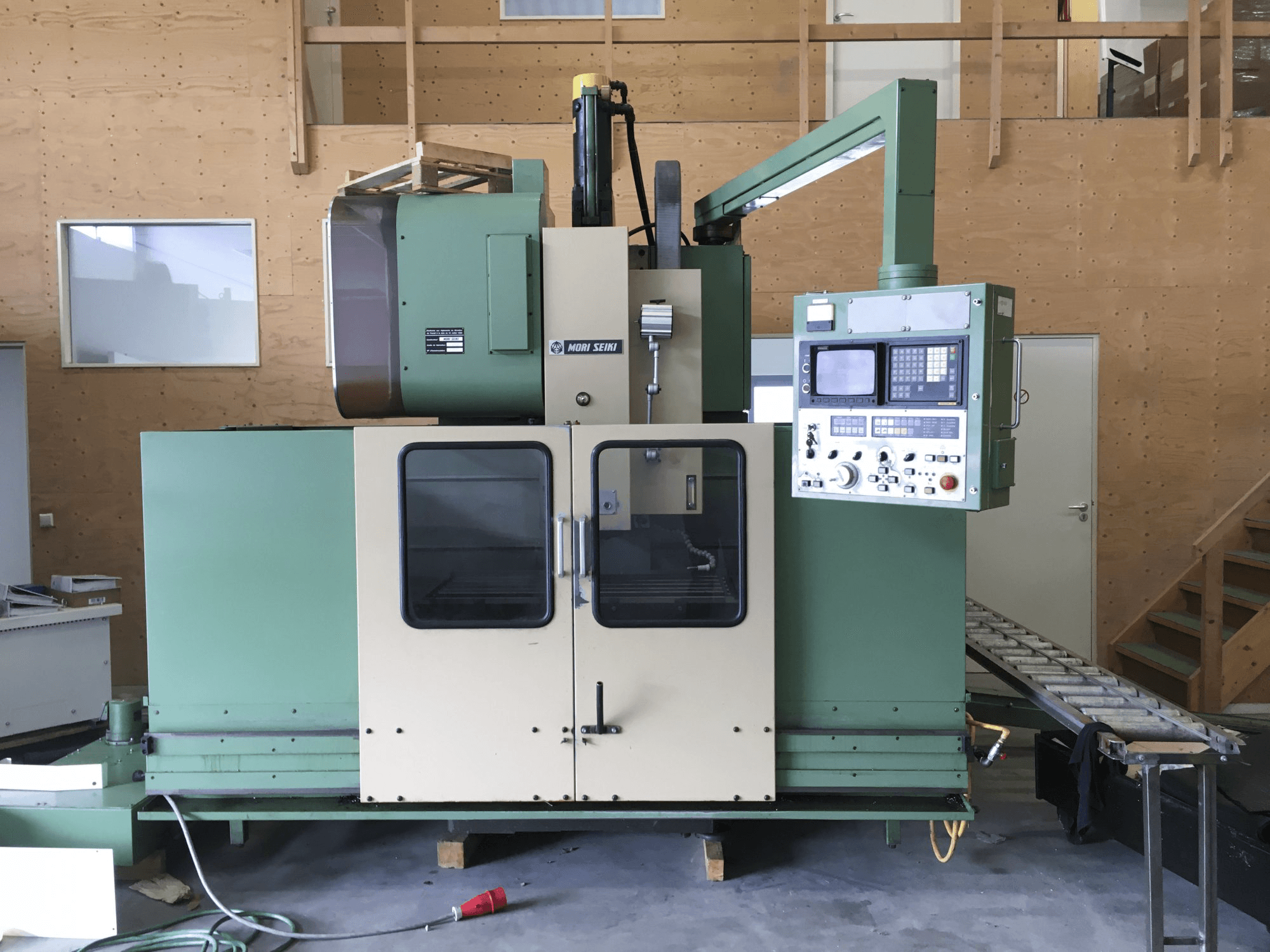 Vooraanzicht van MORI SEIKI MV-45/40 machine