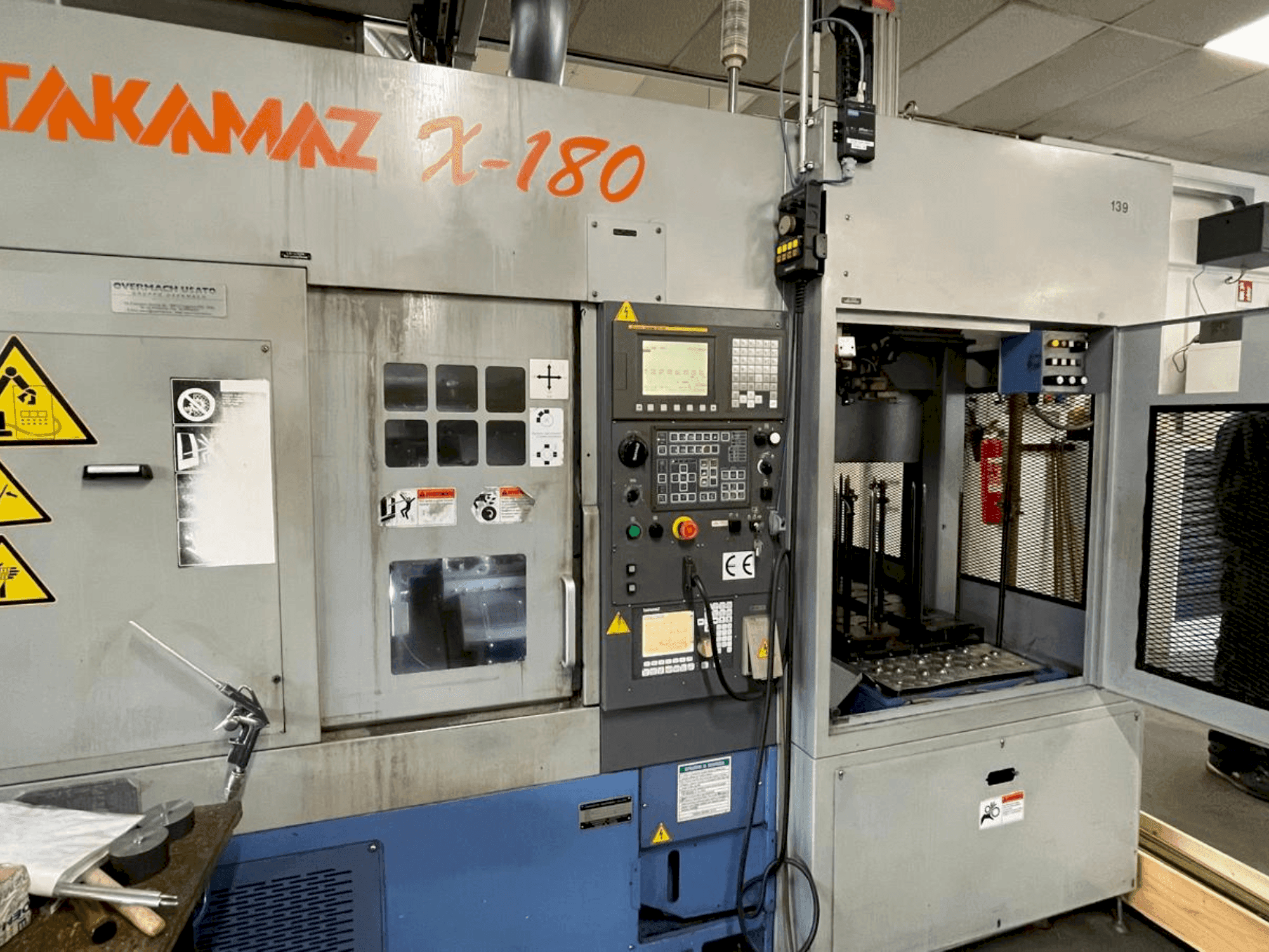 Vooraanzicht van Takamaz X-180 machine