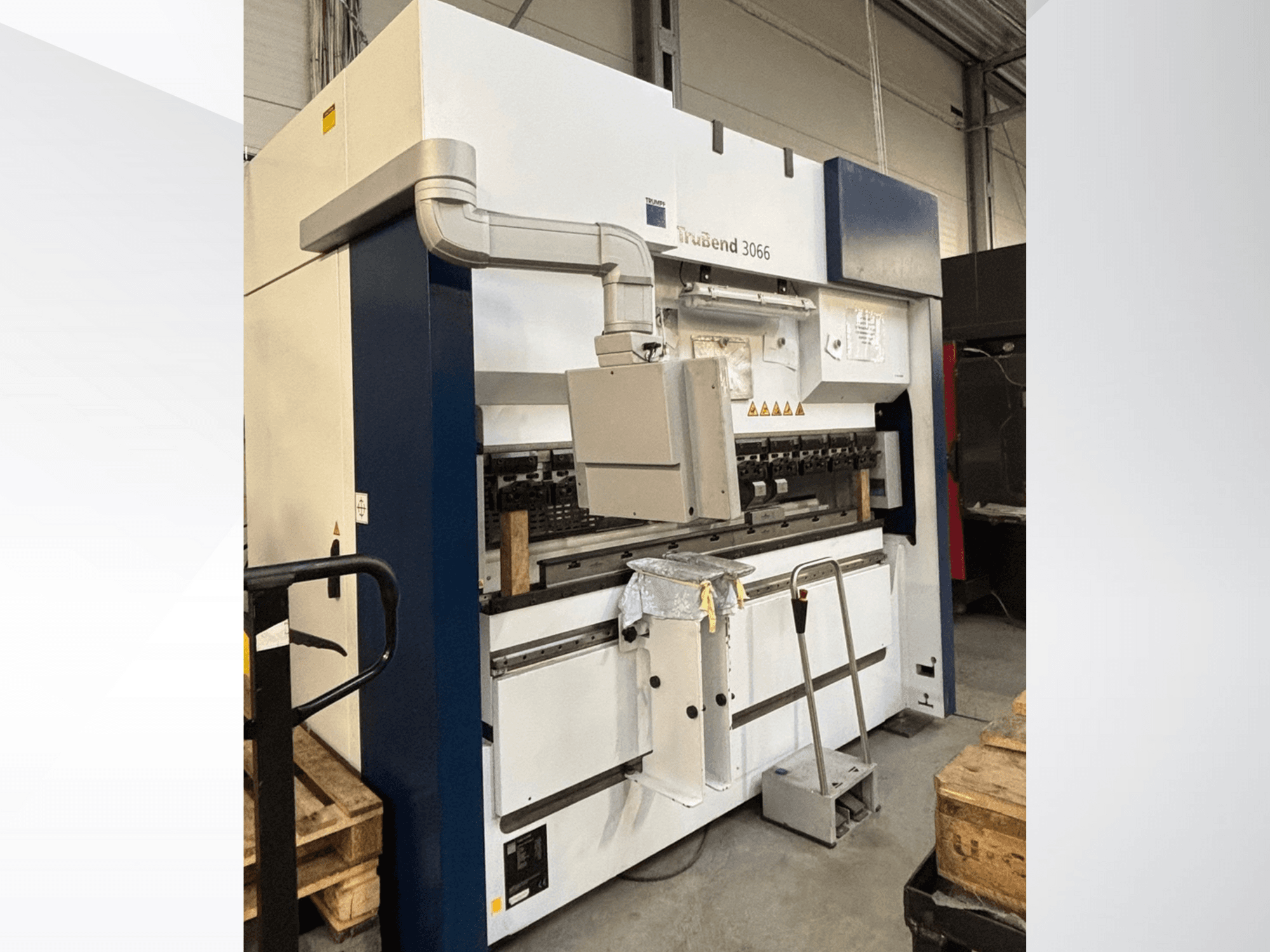 Trubend 3066 buigmachine, vooraanzicht, met de bedieningselementen, het metalen frame en de veiligheidsfuncties in een werkplaats.