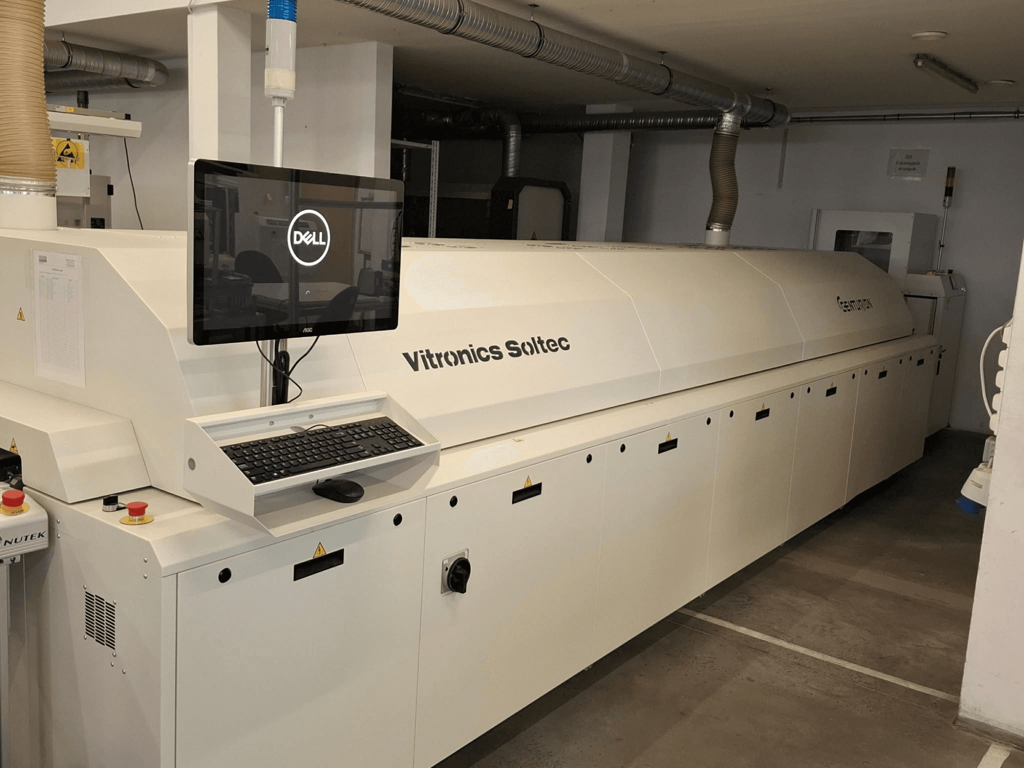 Vooraanzicht van CENTURION CT930 automatiseringsapparatuur, met een Dell monitor met toetsenbord en bedieningstoetsen.