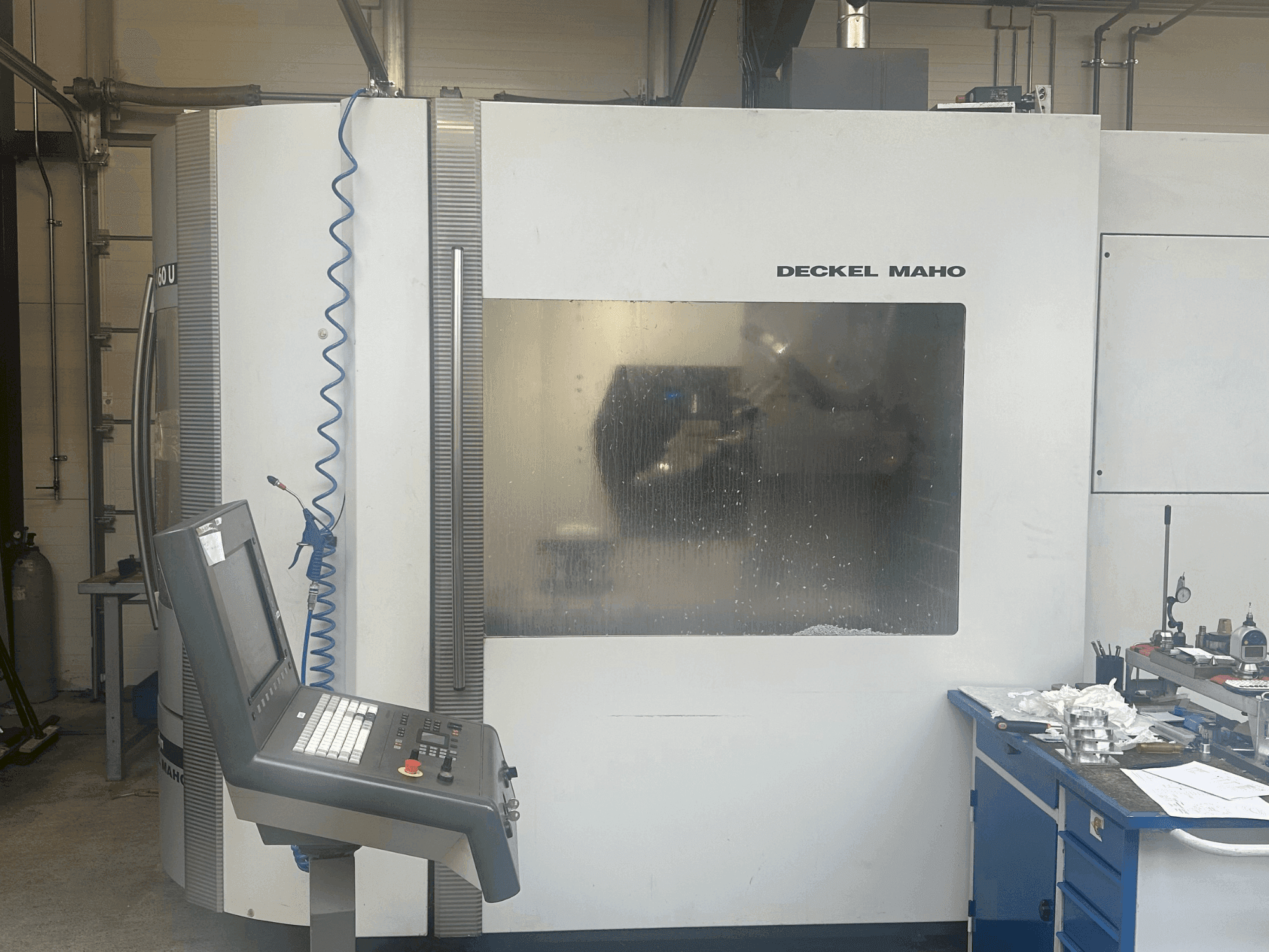 Vooraanzicht van DECKEL MAHO DMC 60U HiDyn machine