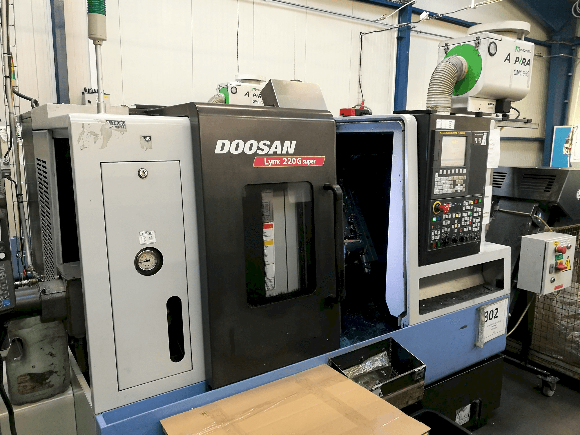 Vooraanzicht van Doosan Lynx 220GA machine