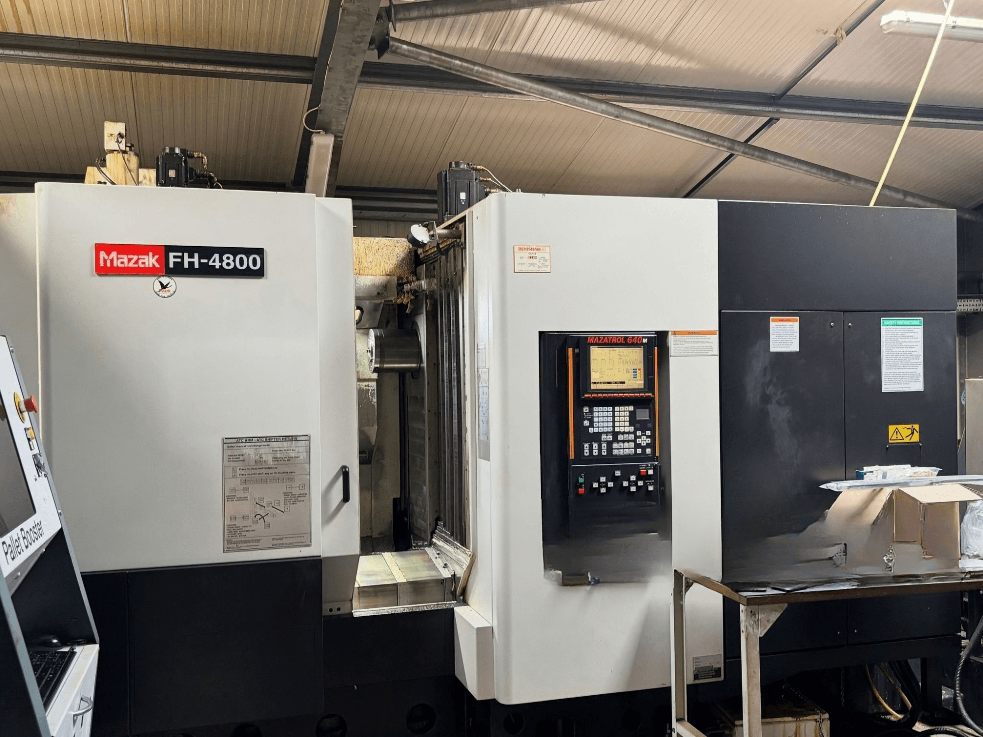 Mazak FH-4800 horizontaal bewerkingscentrum, vooraanzicht met weergave van het bedieningspaneel en details van de machine.