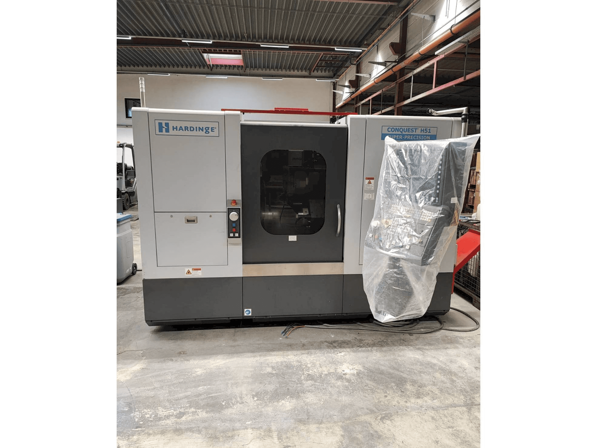 Vooraanzicht van HARDINGE CONQUEST H51 machine