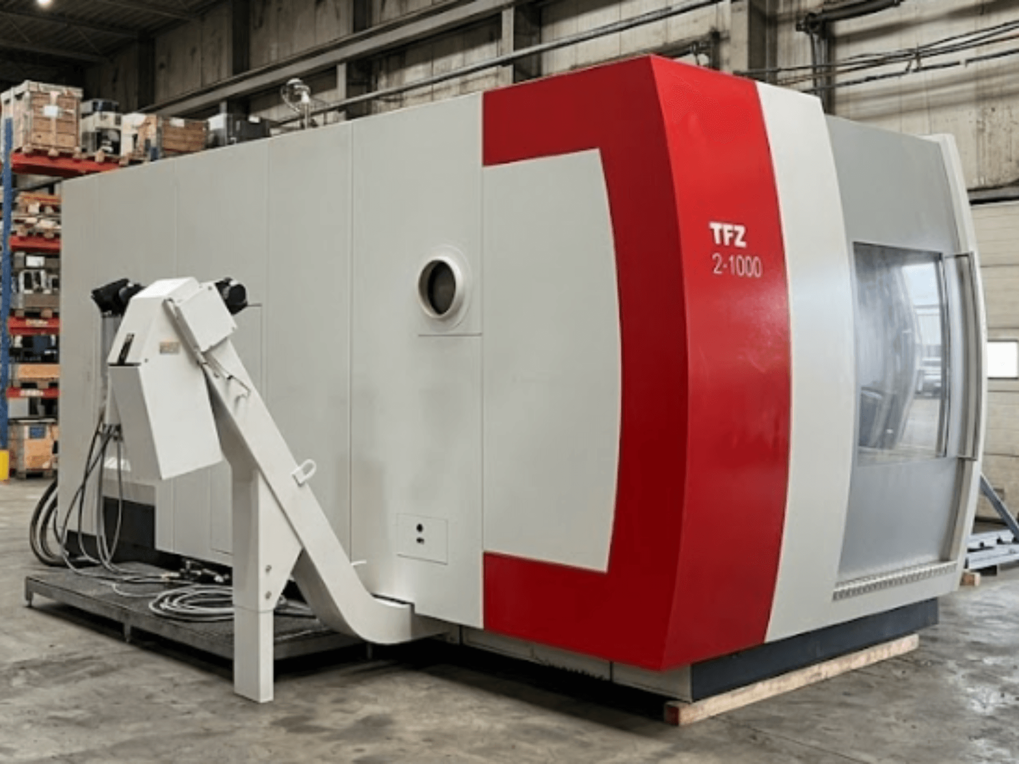Universeel bewerkingscentrum SAMAG TFZ 2L-1000, zijaanzicht waarin het rood-grijze ontwerp en de robotarm goed te zien zijn.