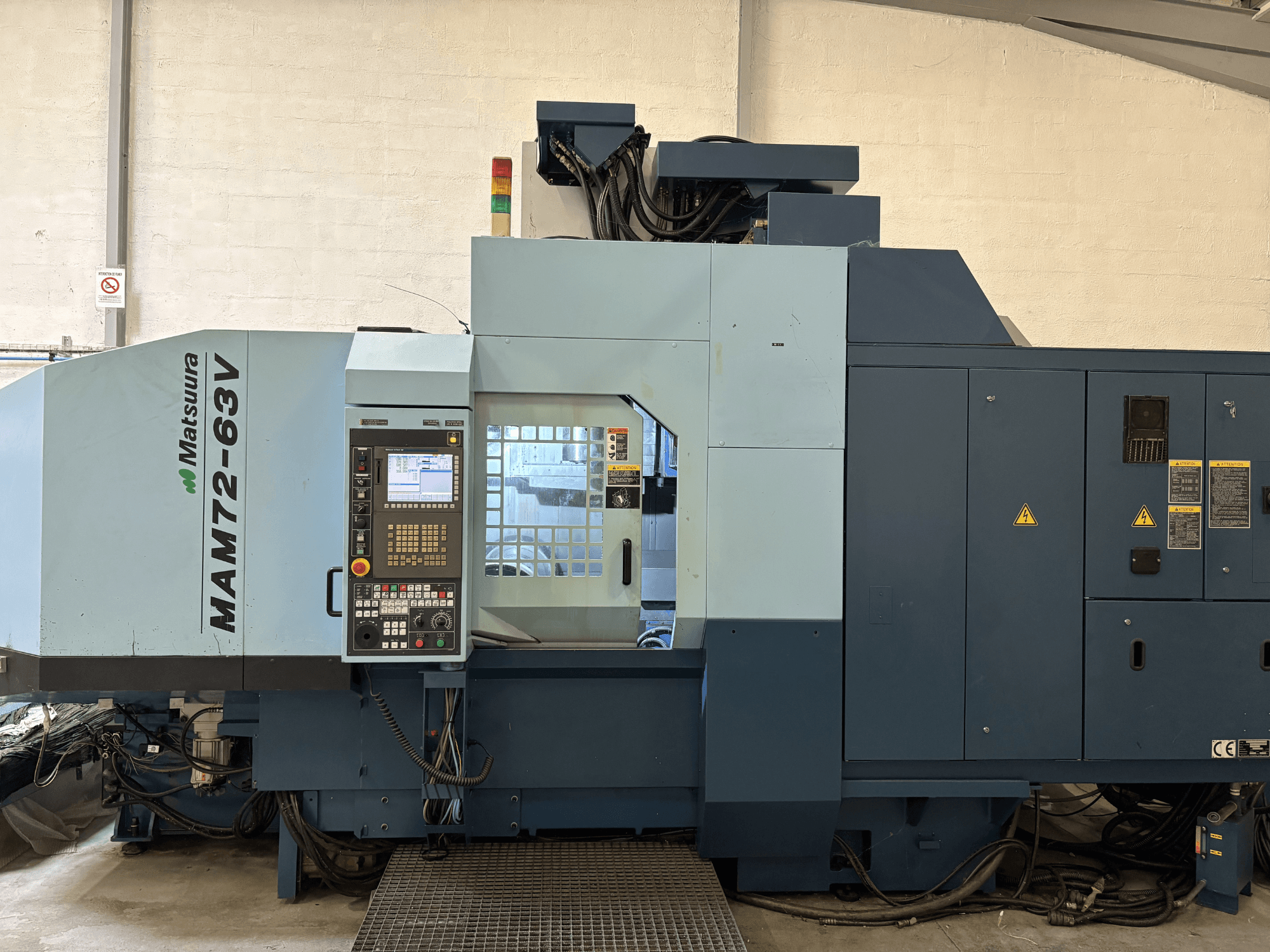 Matsuura MAM 72-63 V verticaal bewerkingscentrum, vooraanzicht met bedieningspaneel en veiligheidsvoorzieningen.