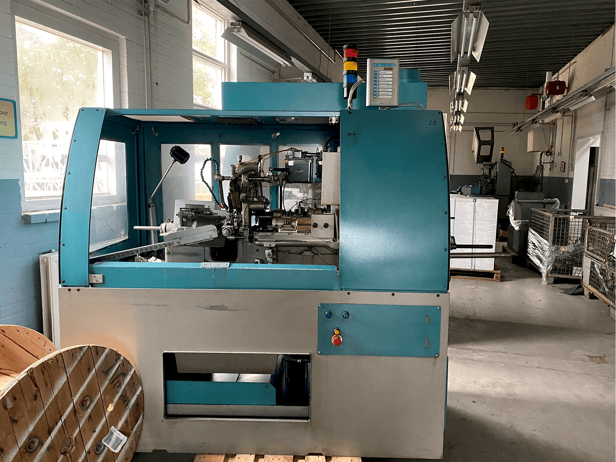 Vooraanzicht van Tornos-Bechler NAT-125 vario machine