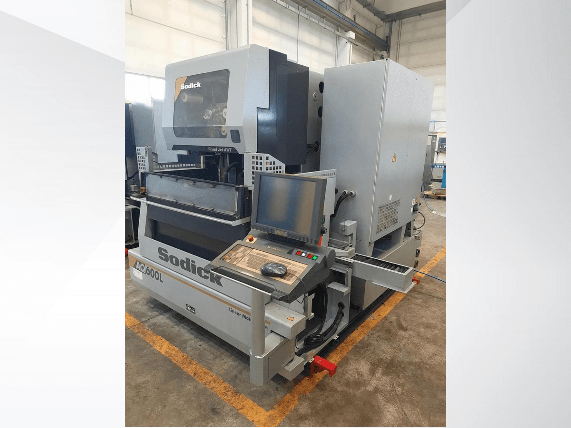 De Sodick AC600L lineaire machine in zijaanzicht, met het bedieningspaneel, de vaste straal en de kenmerken van het industriële ontwerp.