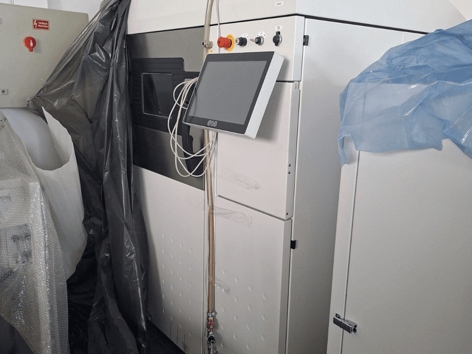 EOS M 290 metalen 3D printer vooraanzicht, met touchscreen, bedieningspaneel en beschermkappen.