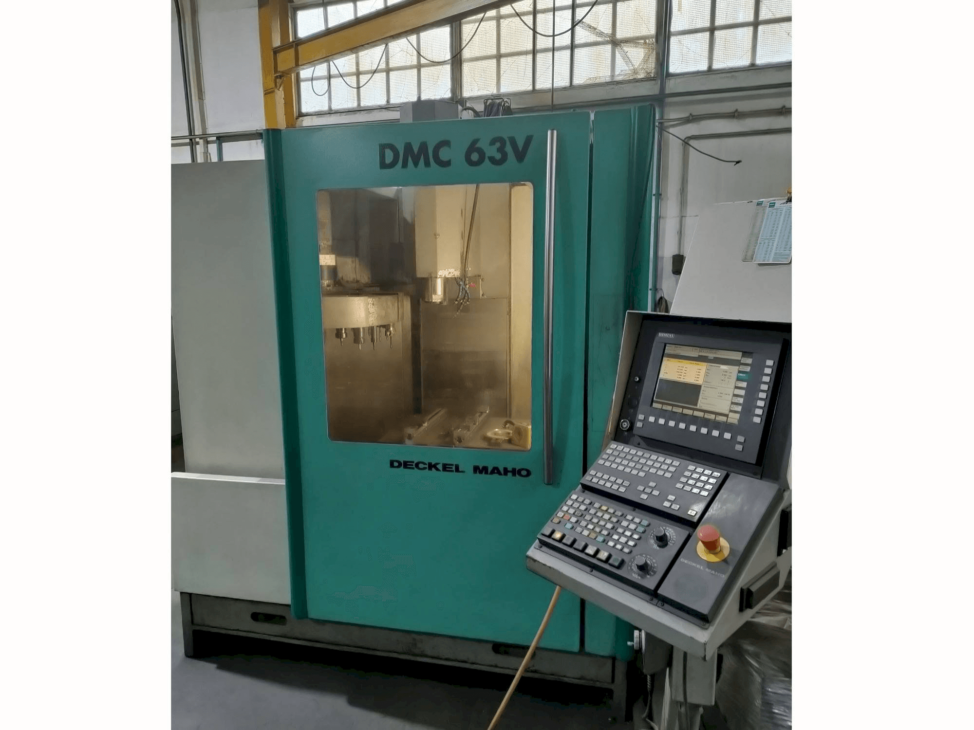 Vooraanzicht van DECKEL MAHO DMC 63V machine